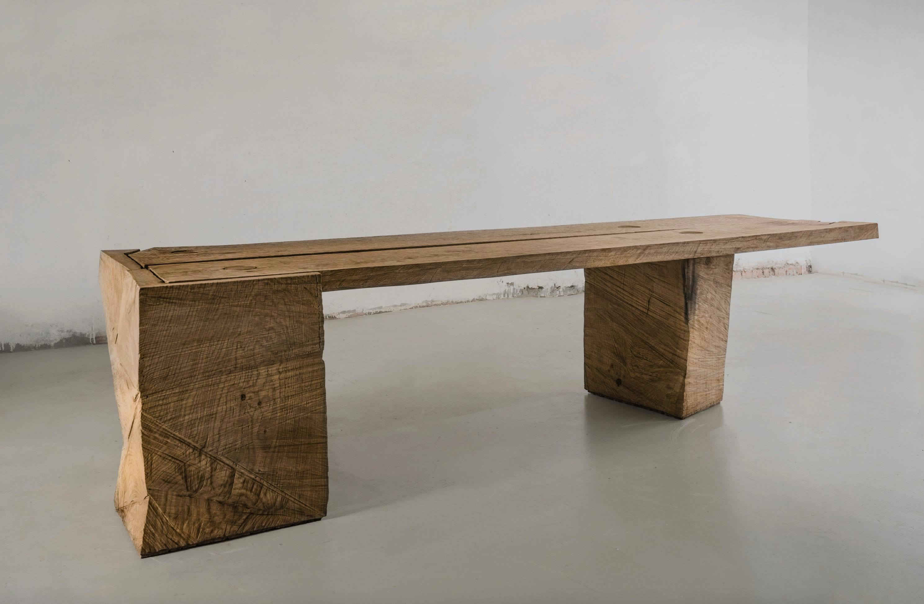 Brutalismo Tavolo da pranzo massiccio V2 scolpito in legno massiccio di quercia 'Dimensioni personalizzate' in vendita