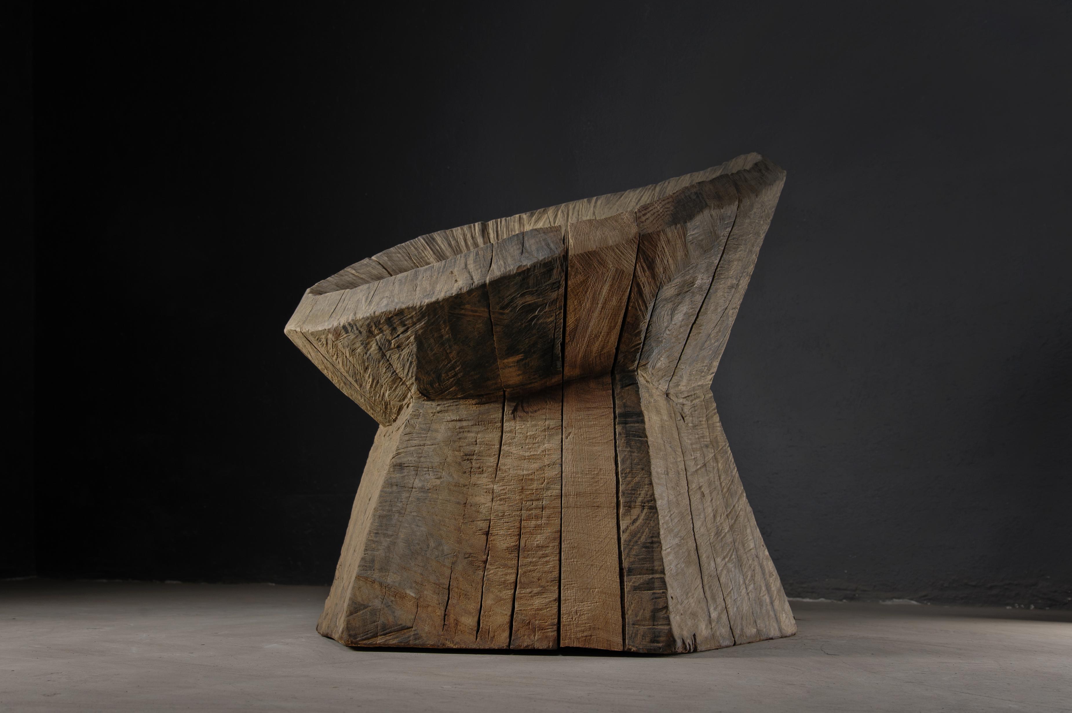 Massiver Lounge-Sessel 3 aus massivem Eichenholz, grau

Abmessungen : H 78 x B. 78 X T. 69 / SH. 45 cm. 

Die Möbel des russischen Designers Denis Milovanov vom Studio 