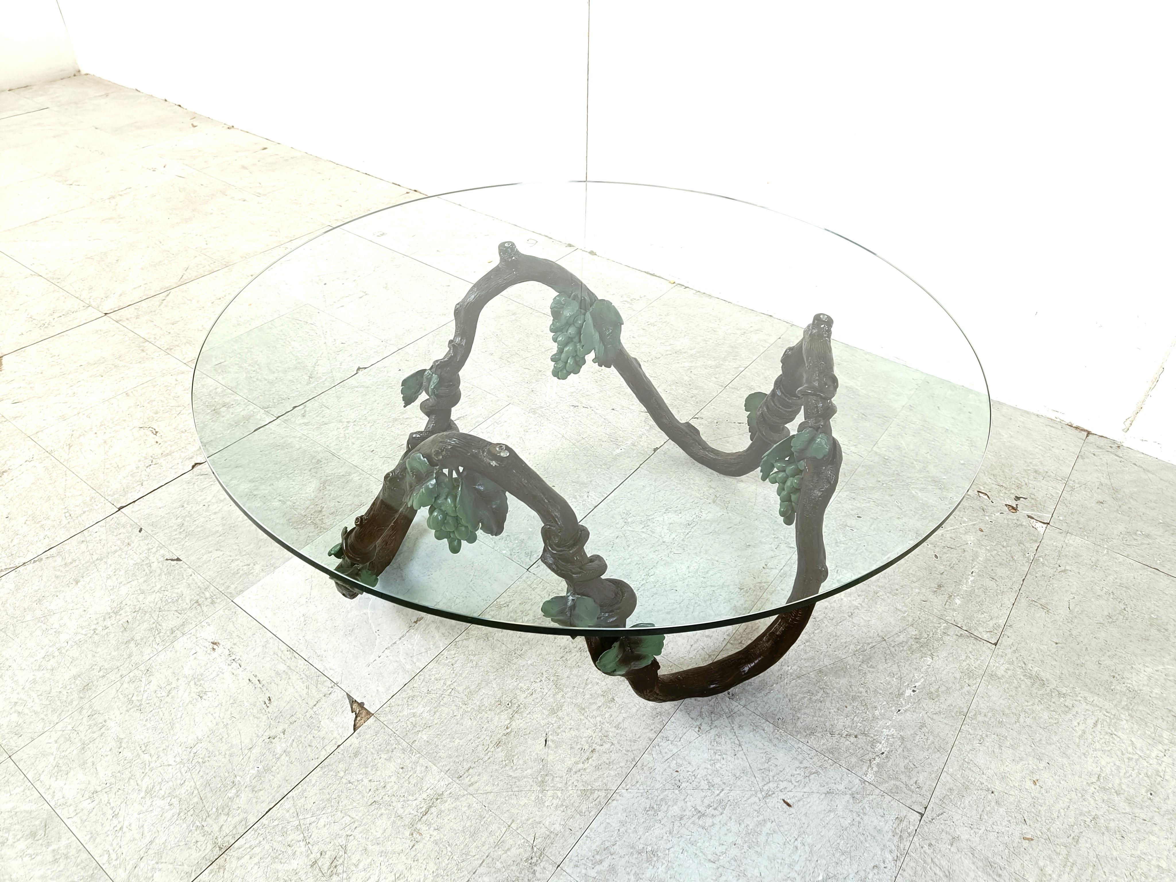 Eye catching and well sculpted bronzed metal coffee table depicting a vine wood branch with vines attached to them.

Beautifully detailed.

Very good condition

1960s - Acquired in France

Dimensions:
Height: 43cm
Diameter: 90cm

Ref.: 201410