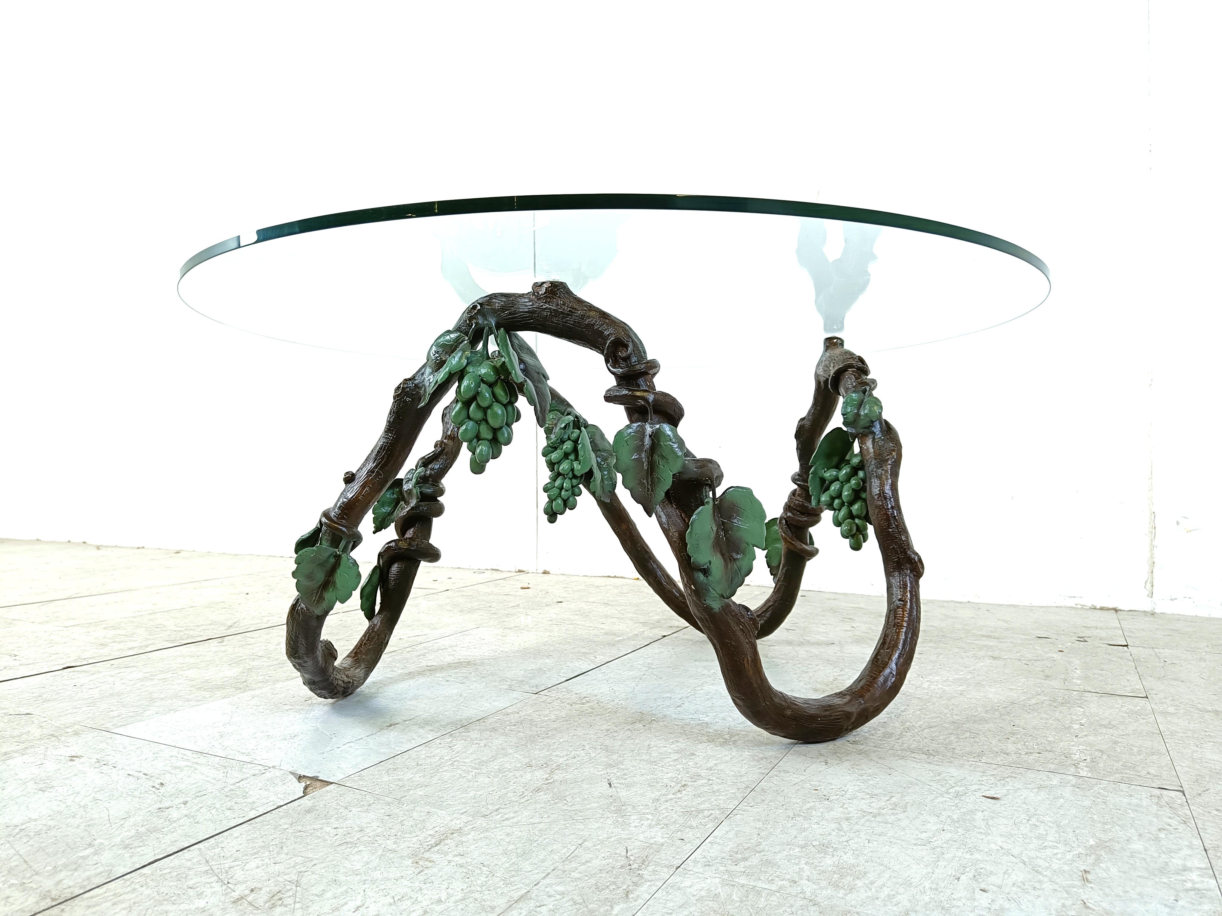 Table basse en métal sculpté et bois de vigne, années 1960 Excellent état - En vente à HEVERLEE, BE
