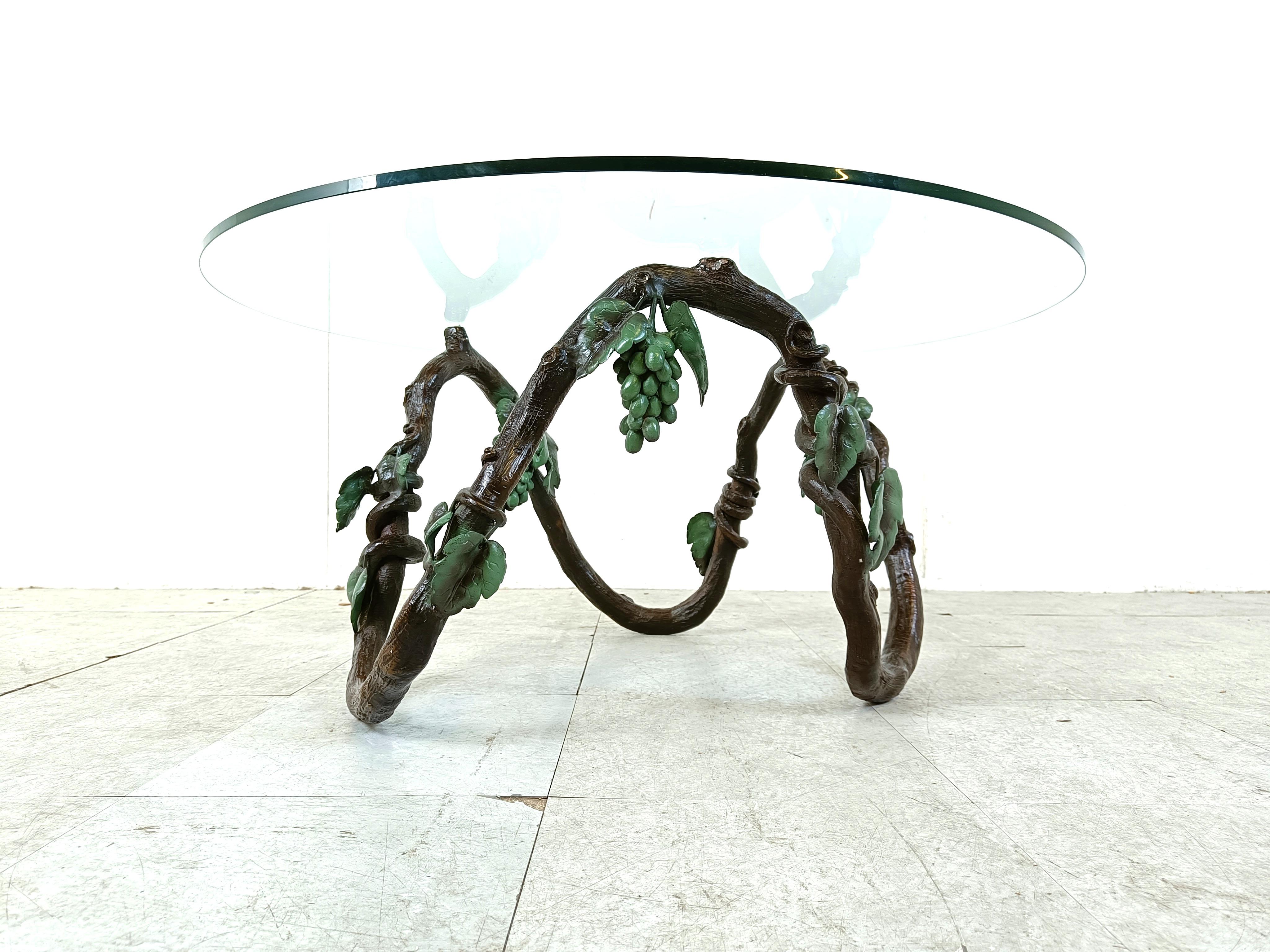 Table basse en métal sculpté et bois de vigne, années 1960 en vente 1