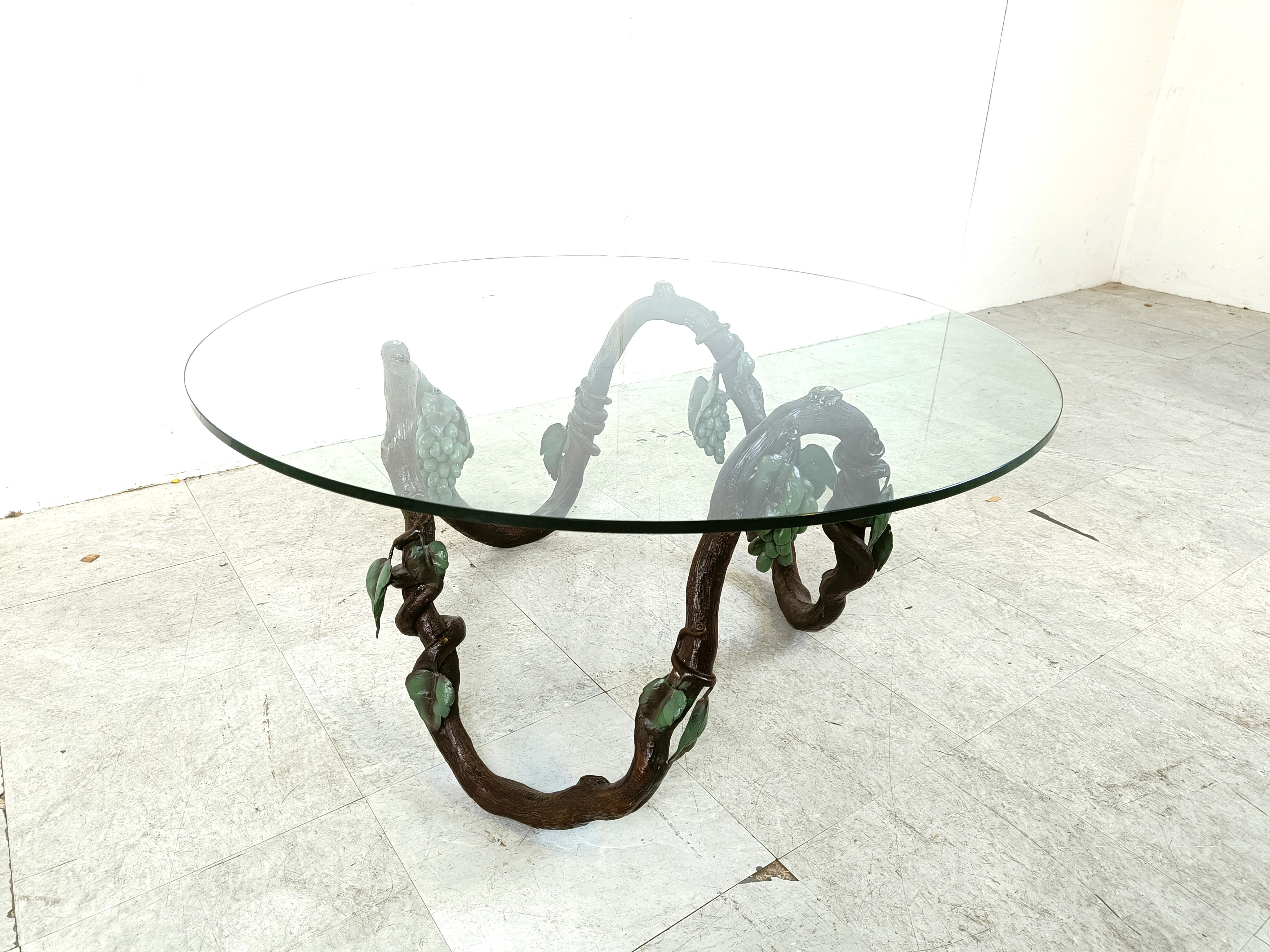 Table basse en métal sculpté et bois de vigne, années 1960 en vente 2