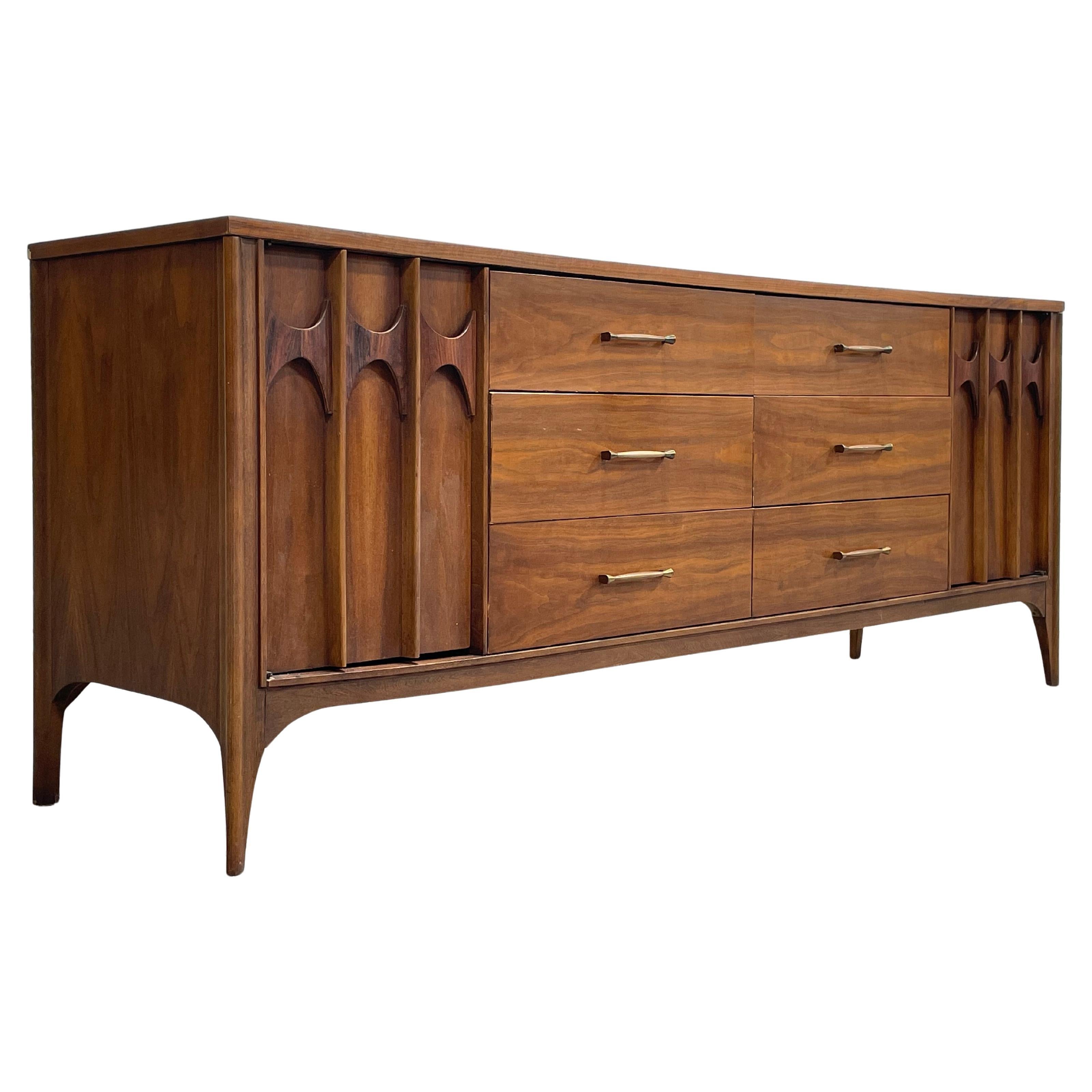 CREDENZA MODERNA DEL MEDIO SECOLO SCULTURATA / Comò lungo di Kent Coffey Perspecta
