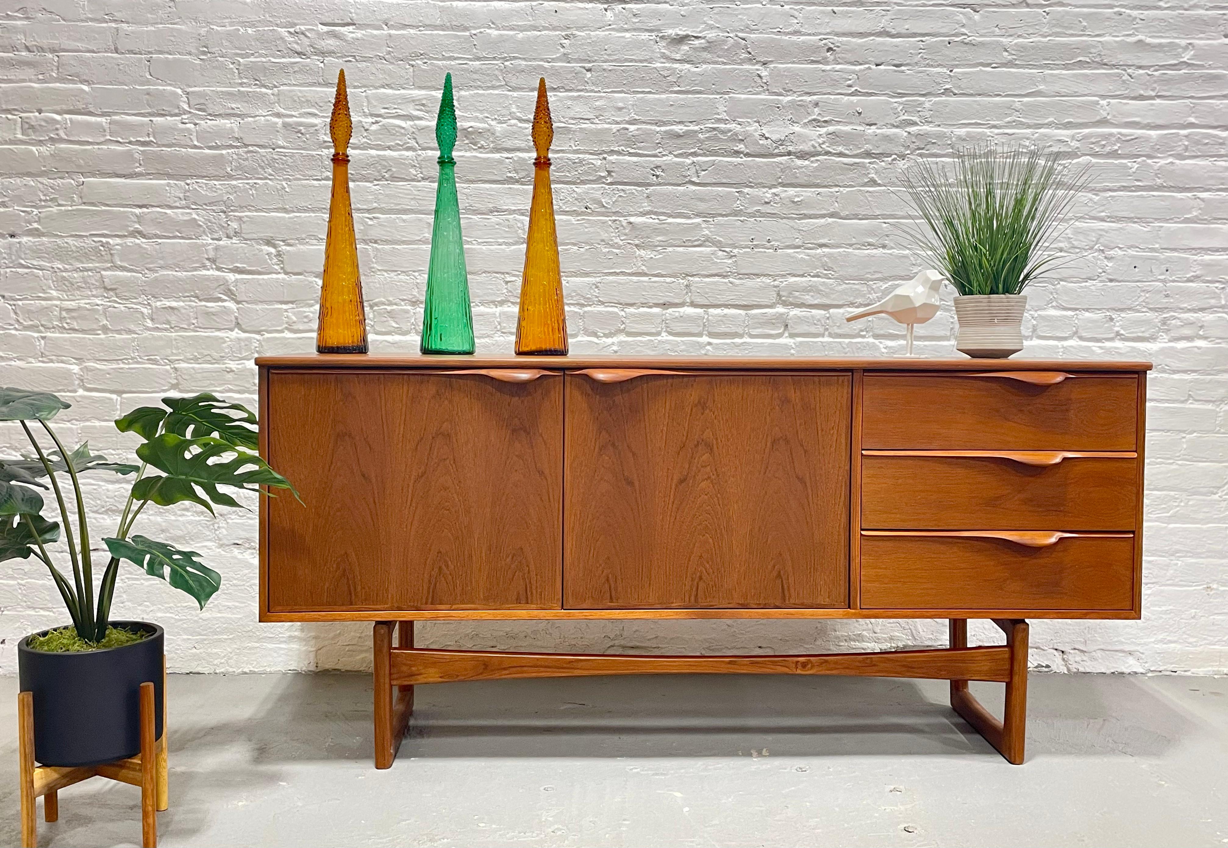 Sculpted Mid-Century Modern Danish Styled Credenza Media Stand In New Condition For Sale In Weehawken, NJ