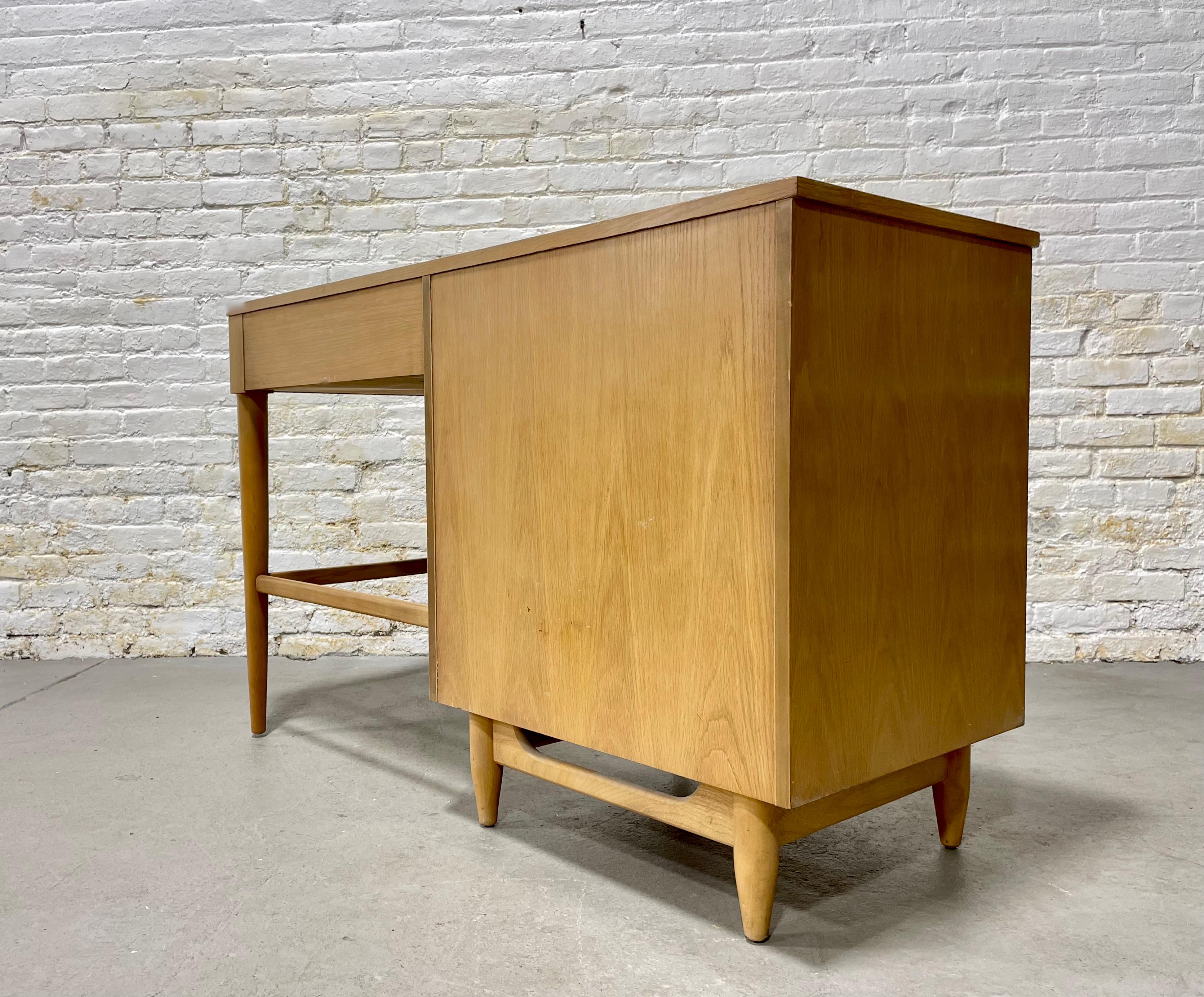 Sculpted Mid-Century Modern Oak Desk, circa 1960s 5