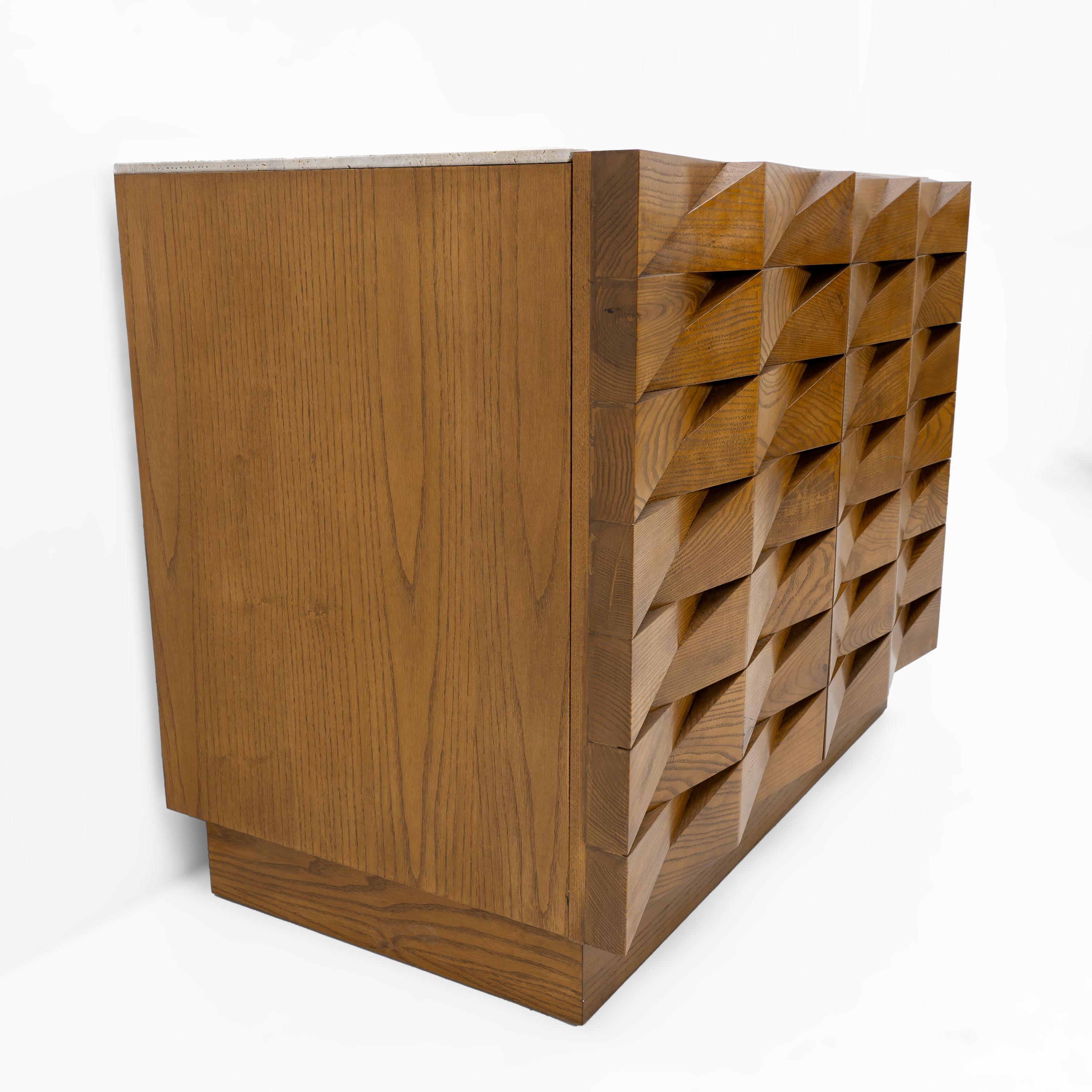 Aparador Italiano de Roble Esculpido con Tapa de Travertino en Bueno estado para la venta en Puglia, Puglia