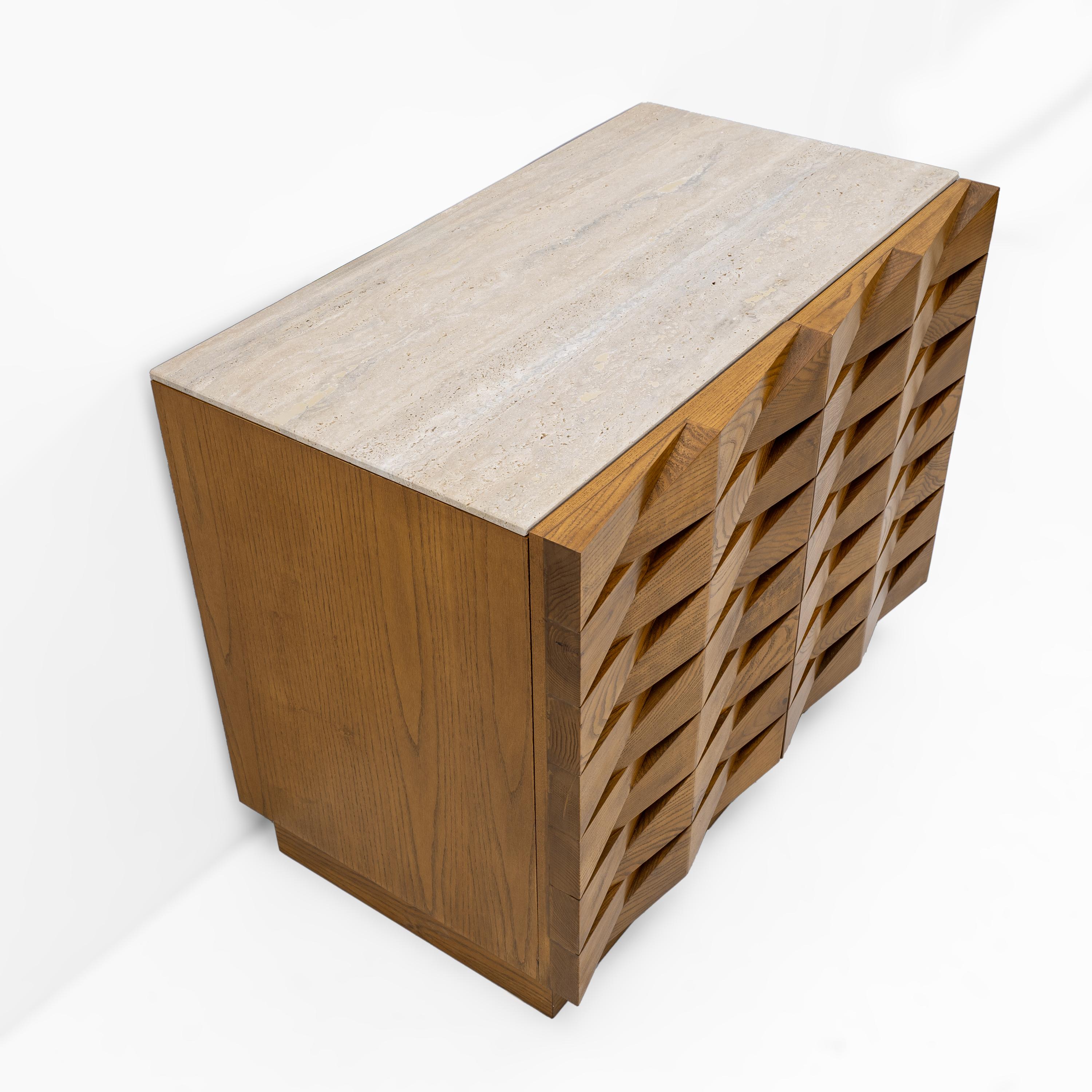 Aparador Italiano de Roble Esculpido con Tapa de Travertino Siglo XXI y contemporáneo en venta