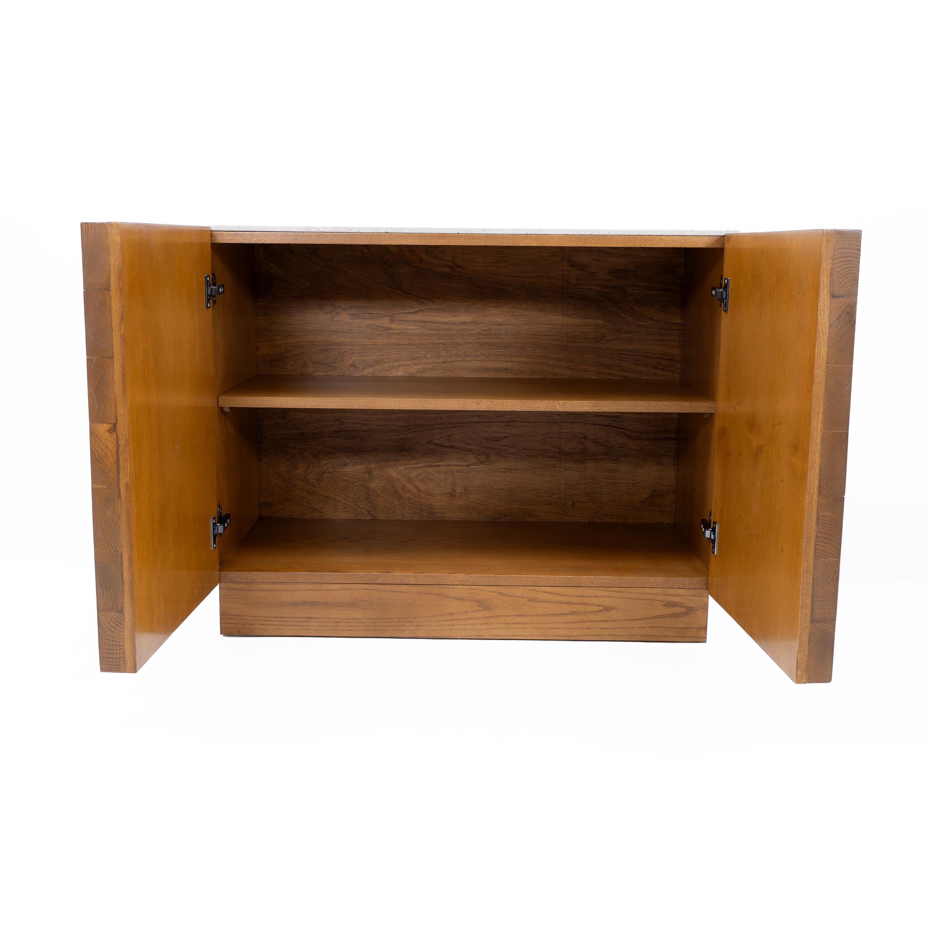 Aparador Italiano de Roble Esculpido con Tapa de Travertino en venta 2