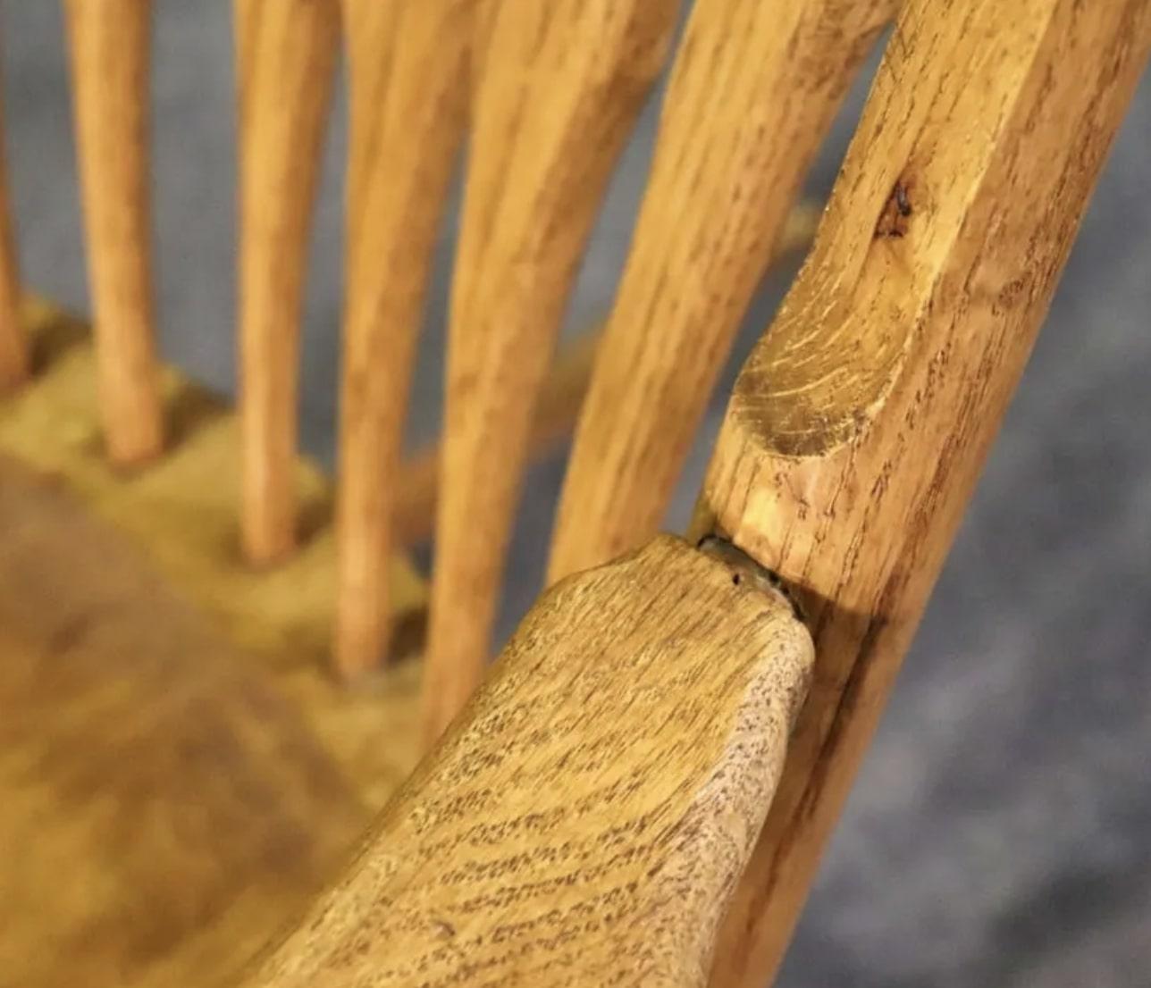 Sedia a dondolo scolpita di Oak in vendita 2