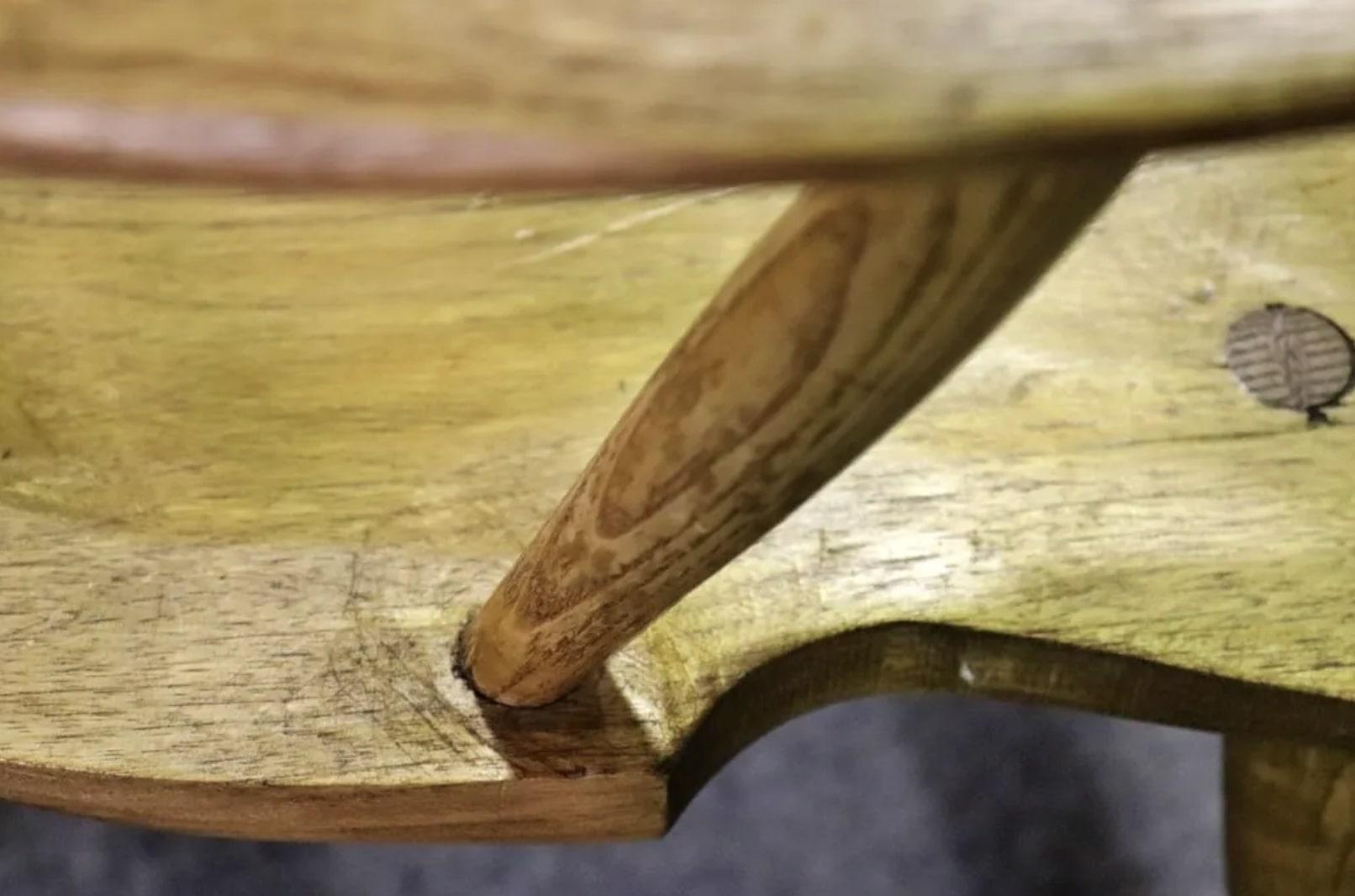Sedia a dondolo scolpita di Oak in vendita 4