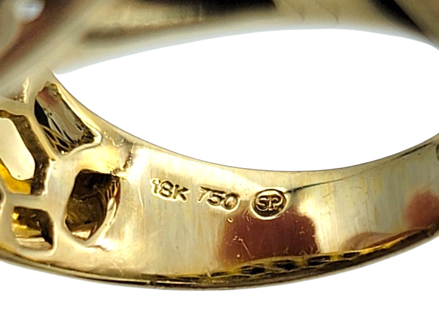 Anello da cocktail con onice scolpito e pavé di diamanti a profilo alto in oro giallo 18 carati in vendita 2