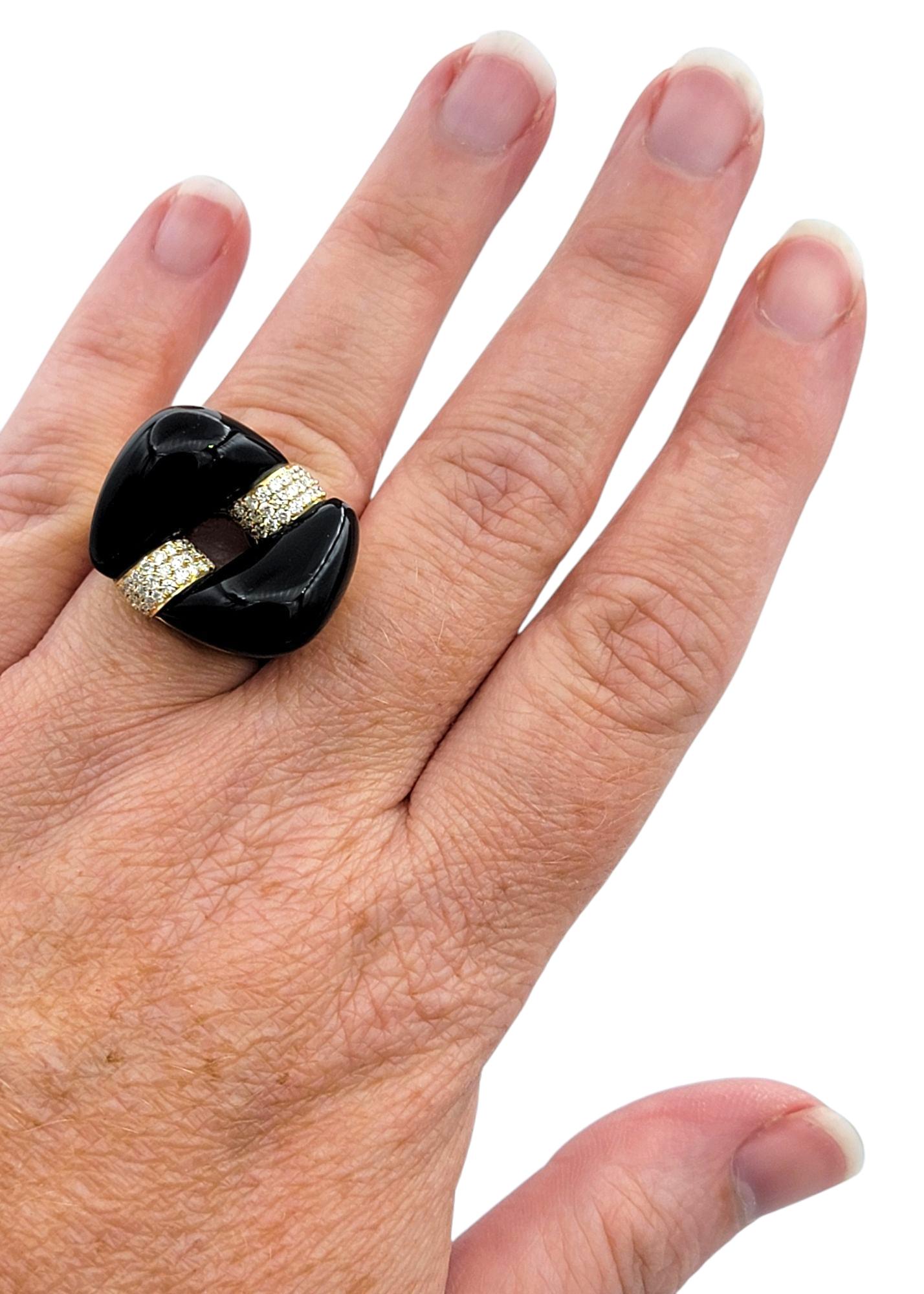 Anello da cocktail con onice scolpito e pavé di diamanti a profilo alto in oro giallo 18 carati in vendita 3