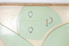 Bildhauerische Tafel aus zeladonfarbenem Lack. Zeitgenössisch.