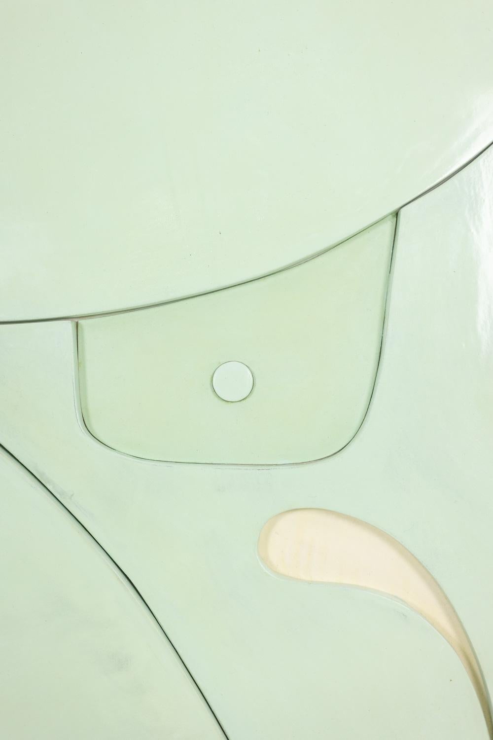 Pannello scolpito in lacca color celadon. Contemporaneo. In condizioni ottime in vendita a Saint-Ouen, FR