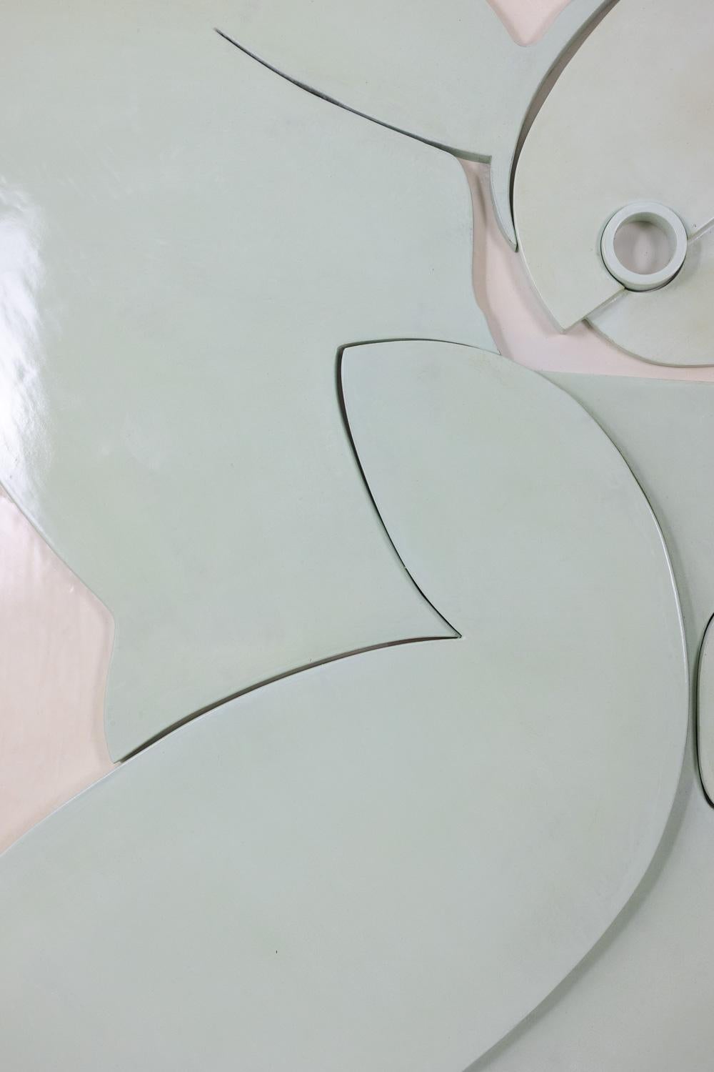Pannello scolpito in lacca color celadon. Contemporaneo. In condizioni ottime in vendita a Saint-Ouen, FR