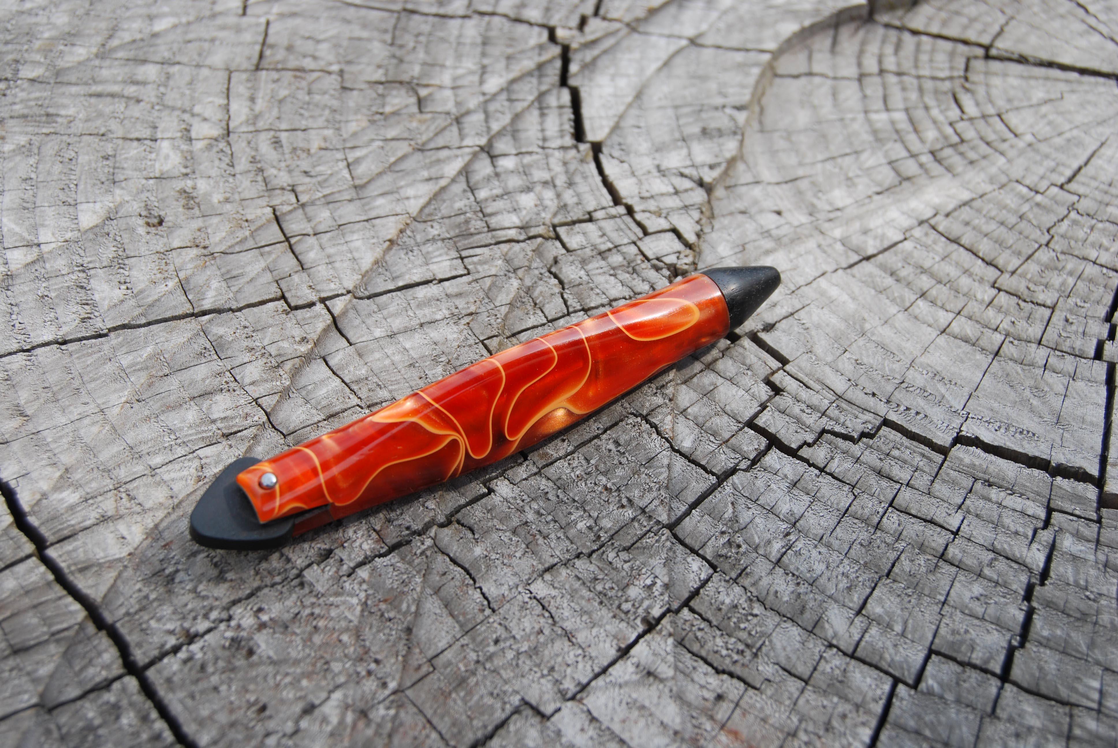 21st Century Red Hand and Machine made Sculpted Pen in Resin, Limited Edition In New Condition For Sale In Milano, IT