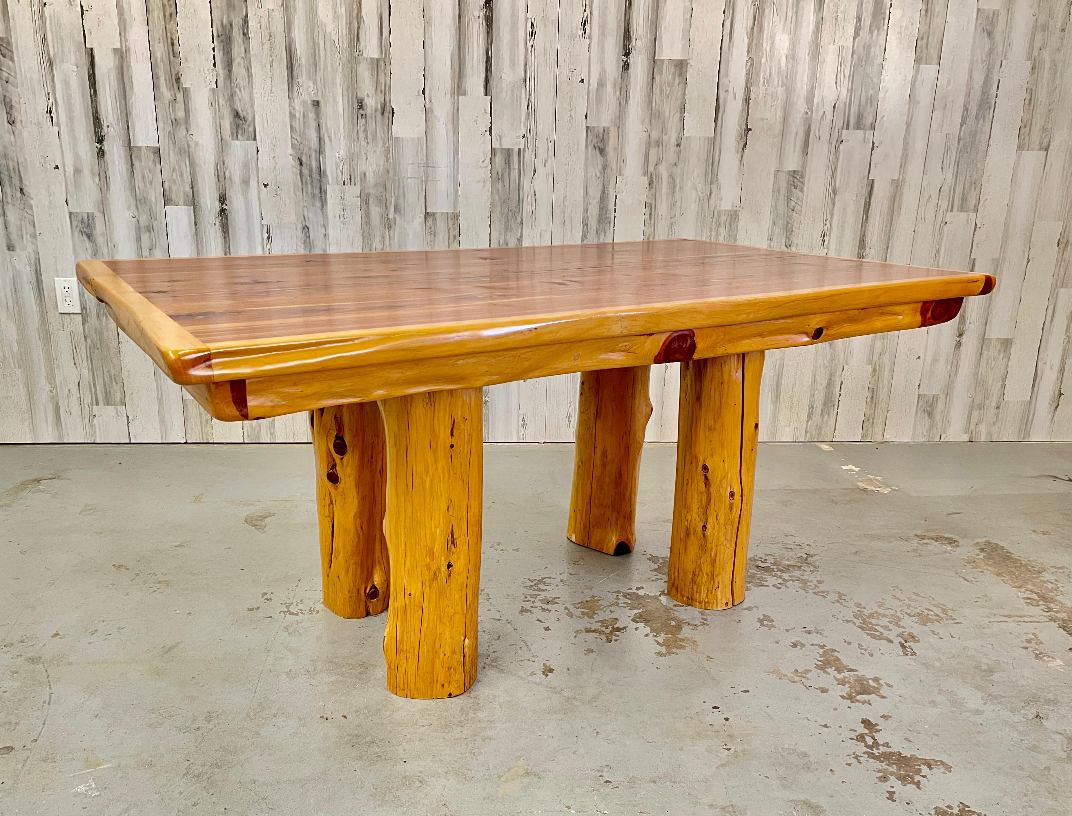 Sculpted Pine Lodge Style Dining Set In Good Condition In Denton, TX