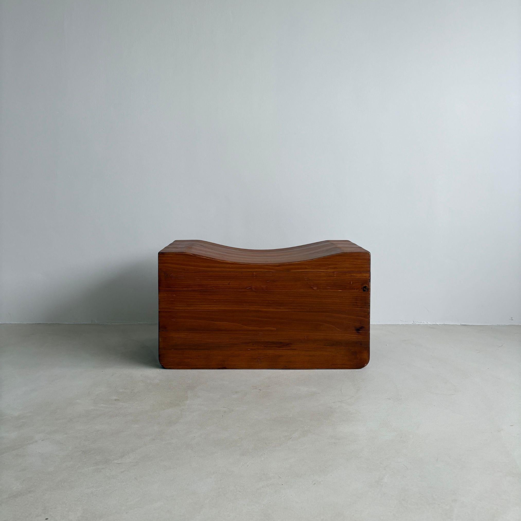 Un tabouret en bois massif magnifiquement sculpté, inspiré par l'élégance sobre du design scandinave des années 1970. Sa forme rappelle la simplicité élémentaire des pièces créées autrefois par K.K. Pettersson & Söner pour la société suédoise