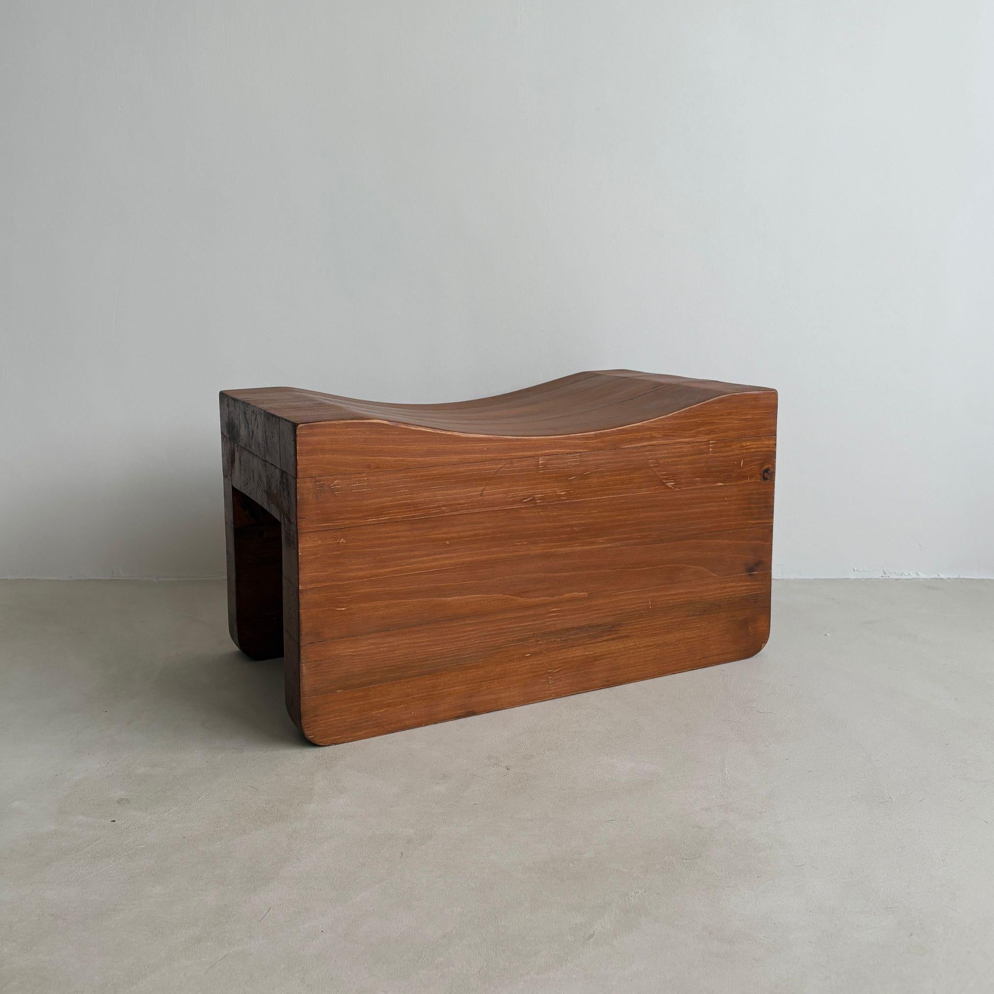 Scandinave moderne Tabouret en pin sculpté, fabriqué à la main, à la manière du modernisme scandinave en vente