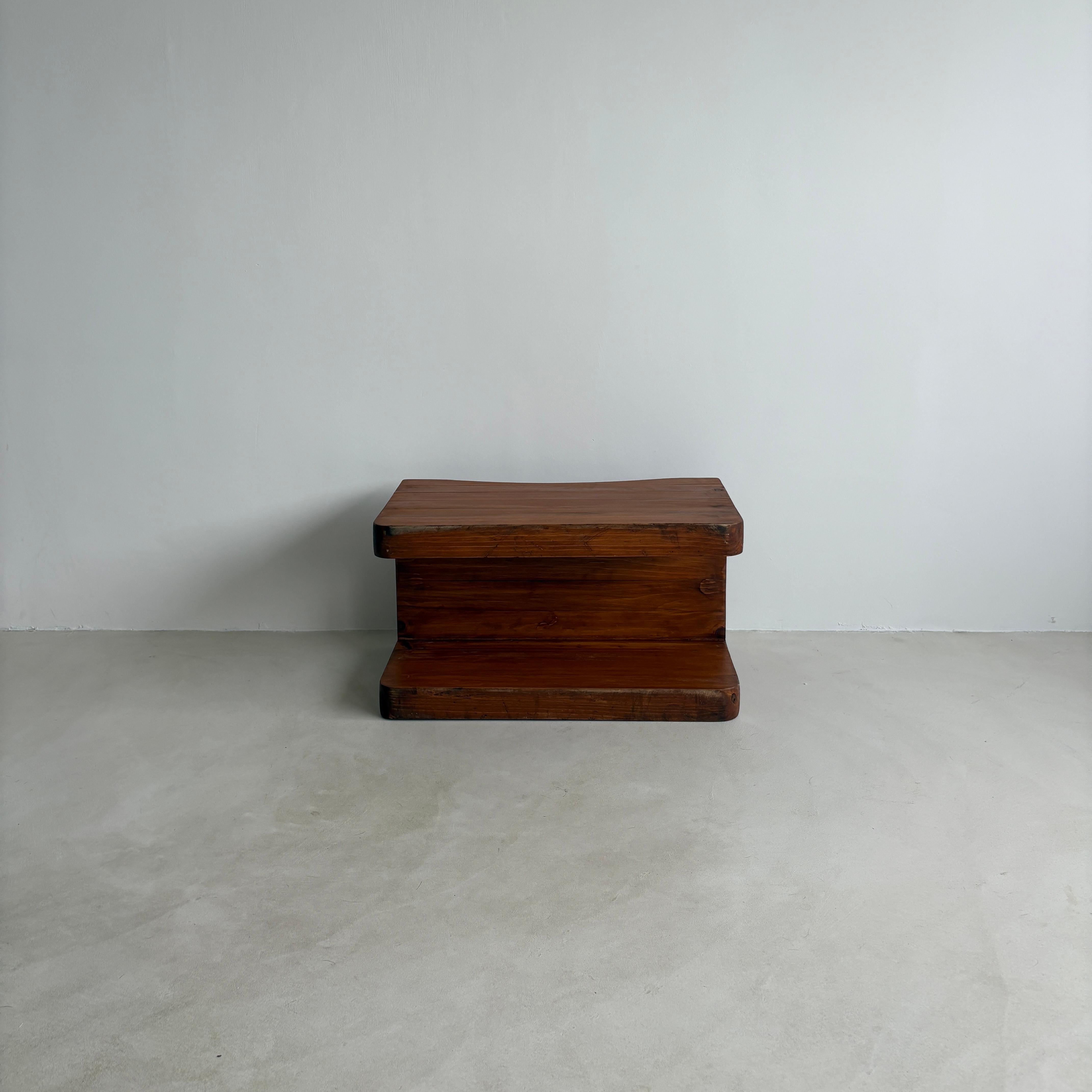 Indien Tabouret en pin sculpté, fabriqué à la main, à la manière du modernisme scandinave en vente