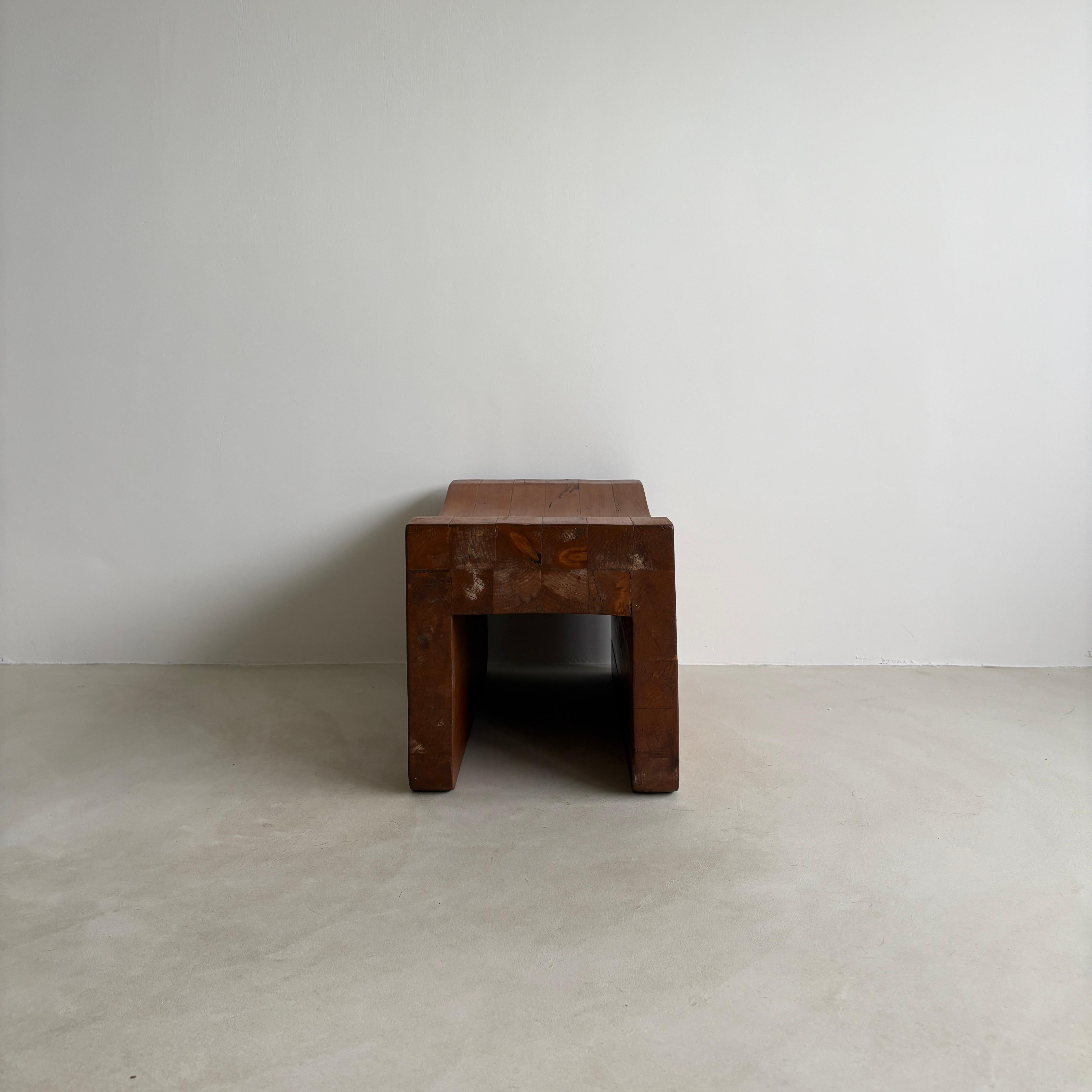 Fait main Tabouret en pin sculpté, fabriqué à la main, à la manière du modernisme scandinave en vente