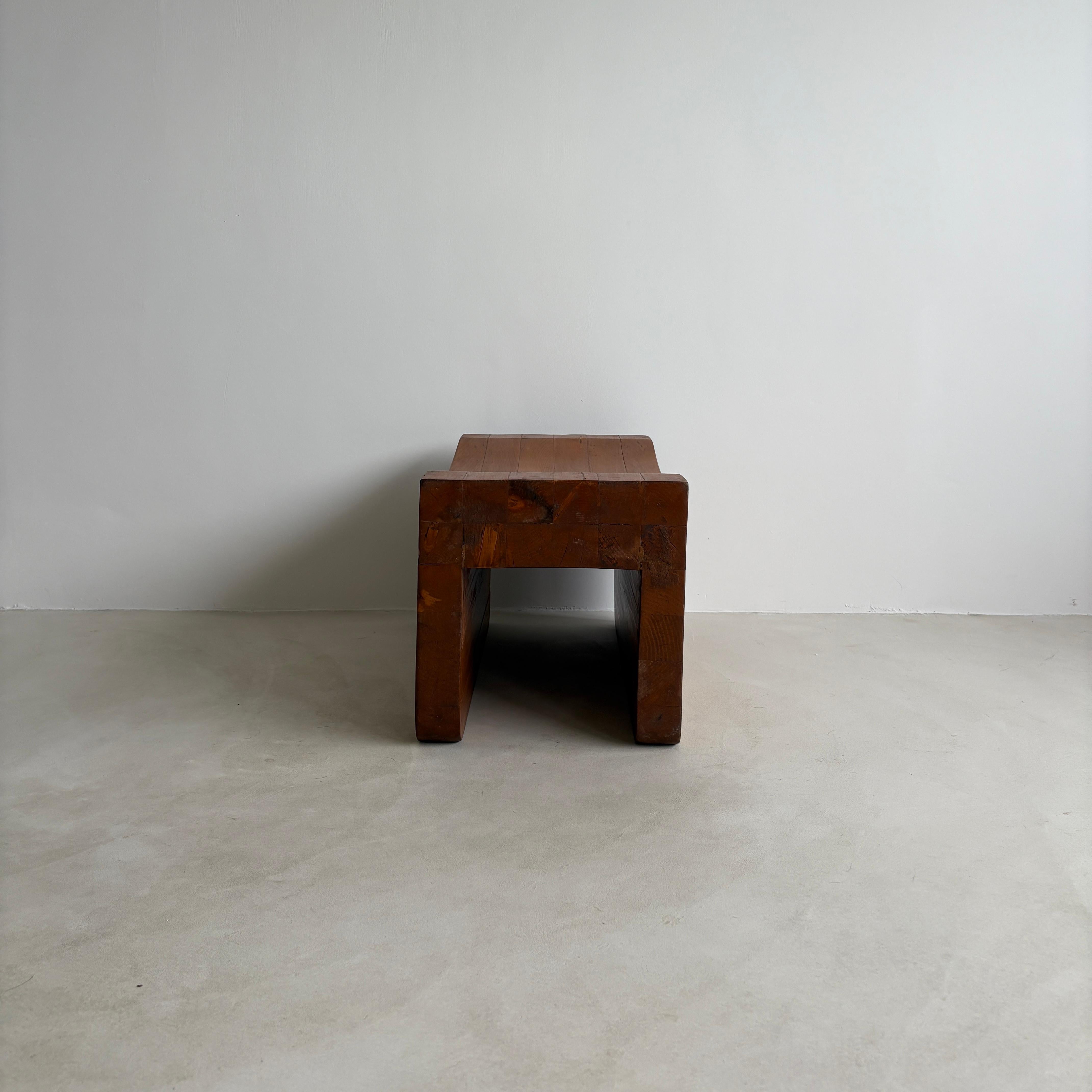 Tabouret en pin sculpté, fabriqué à la main, à la manière du modernisme scandinave Bon état - En vente à Amsterdam, NL