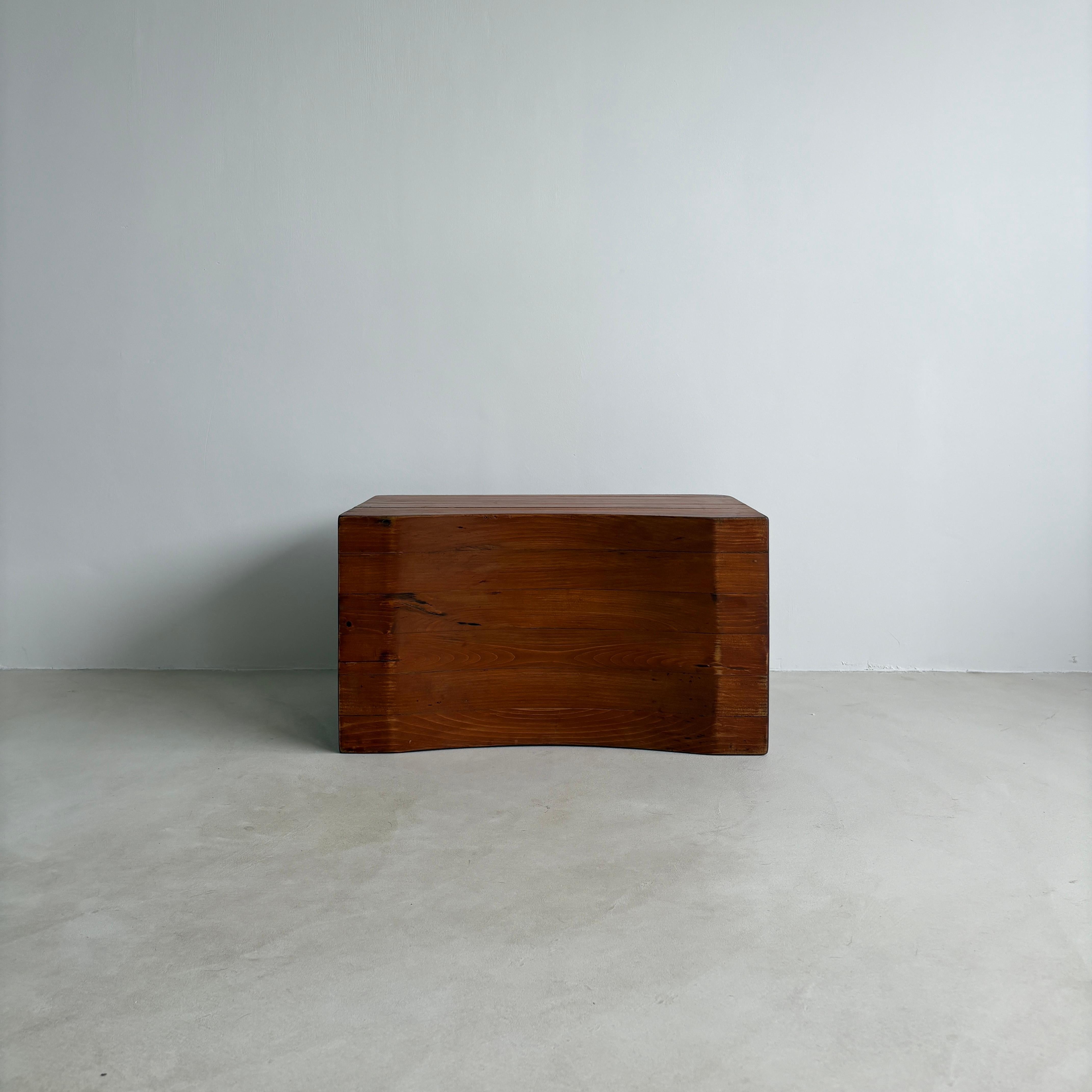 XXIe siècle et contemporain Tabouret en pin sculpté, fabriqué à la main, à la manière du modernisme scandinave en vente