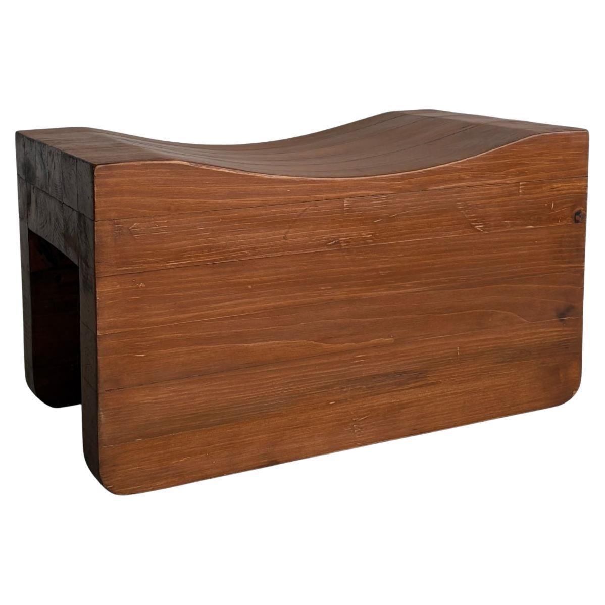 Tabouret en pin sculpté, fabriqué à la main, à la manière du modernisme scandinave en vente