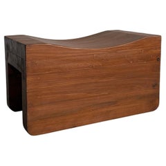 Tabouret en pin sculpté, fabriqué à la main, à la manière du modernisme scandinave