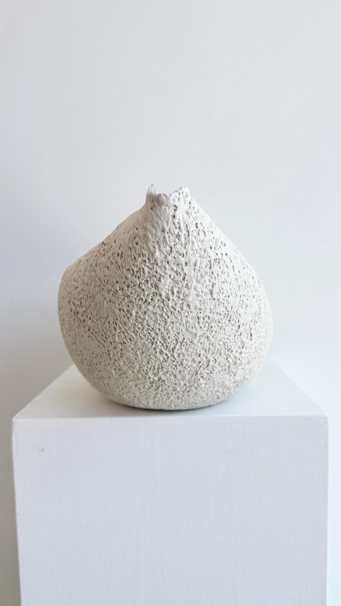 Moderne Porcelaine sculptée Vase ouvert. 
