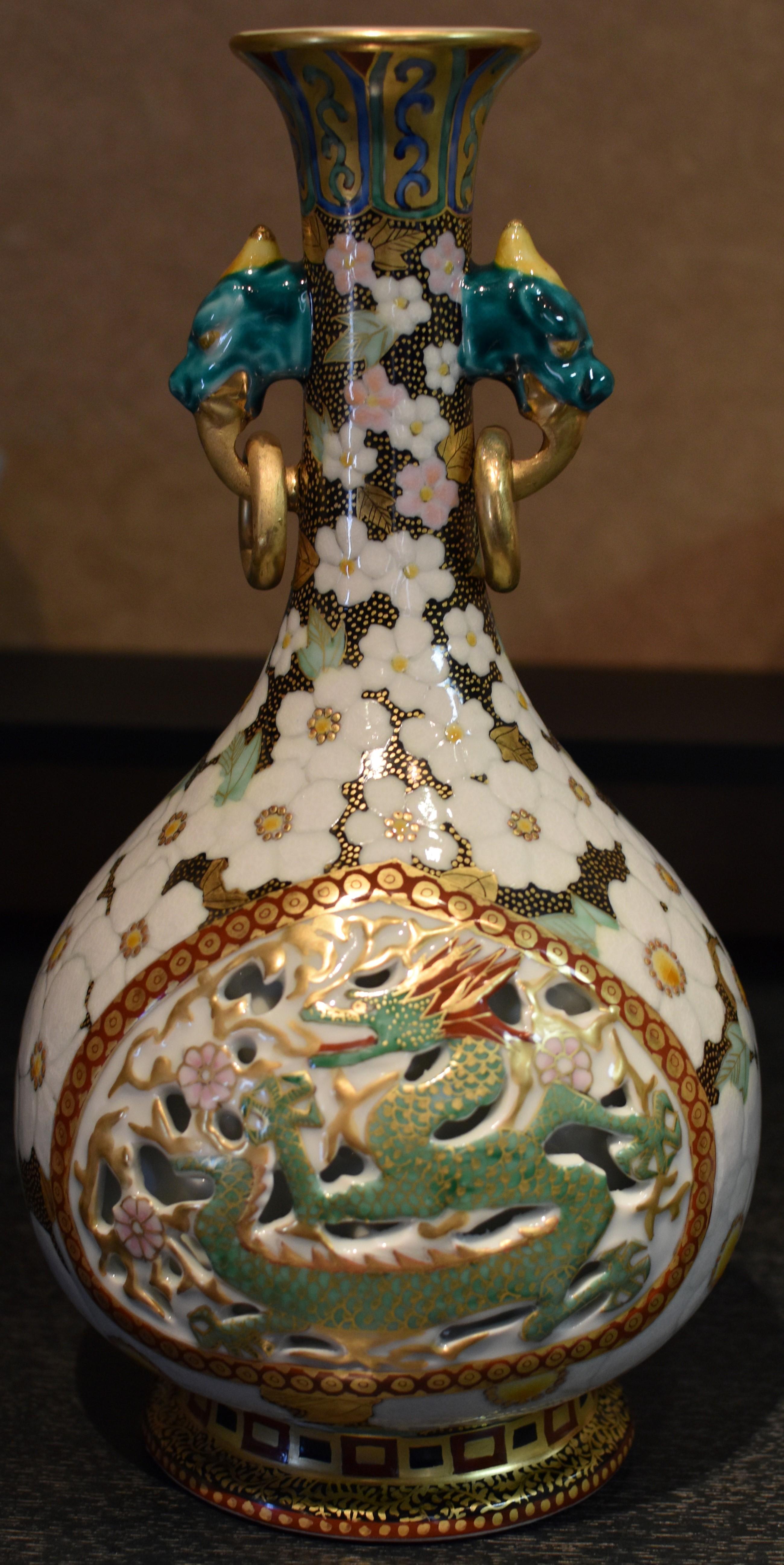 Vase contemporain japonais en porcelaine crème, vert et or Cream de l'artiste Neuf - En vente à Takarazuka, JP