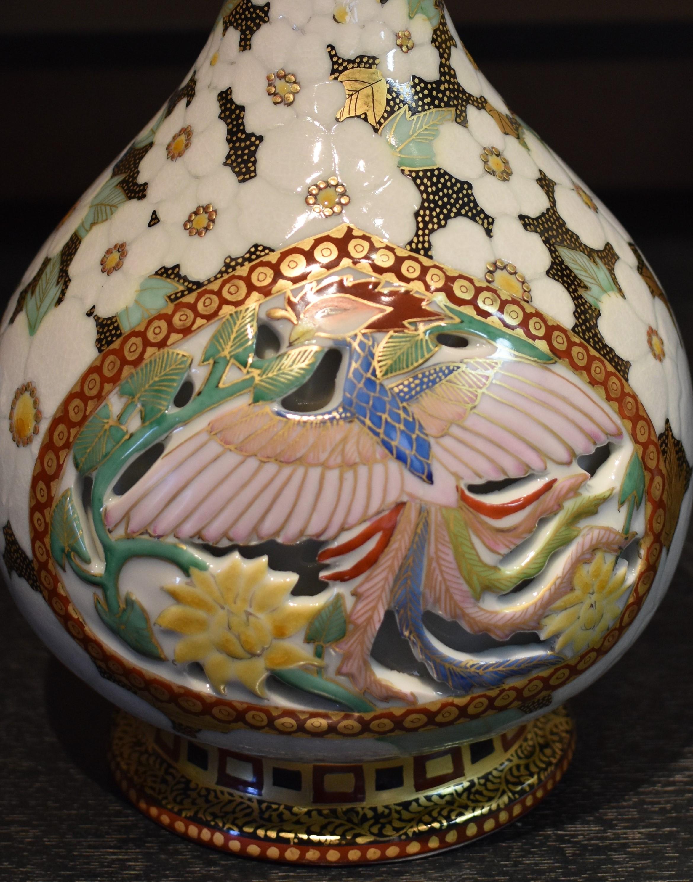 Extraordinaire vase japonais contemporain en porcelaine à oreilles de lion doré, comportant deux panneaux sculptés représentant les créatures de la mythologie chinoise ancienne - le phénix en plein vol et le dragon qui se lève. Il s'agit d'un