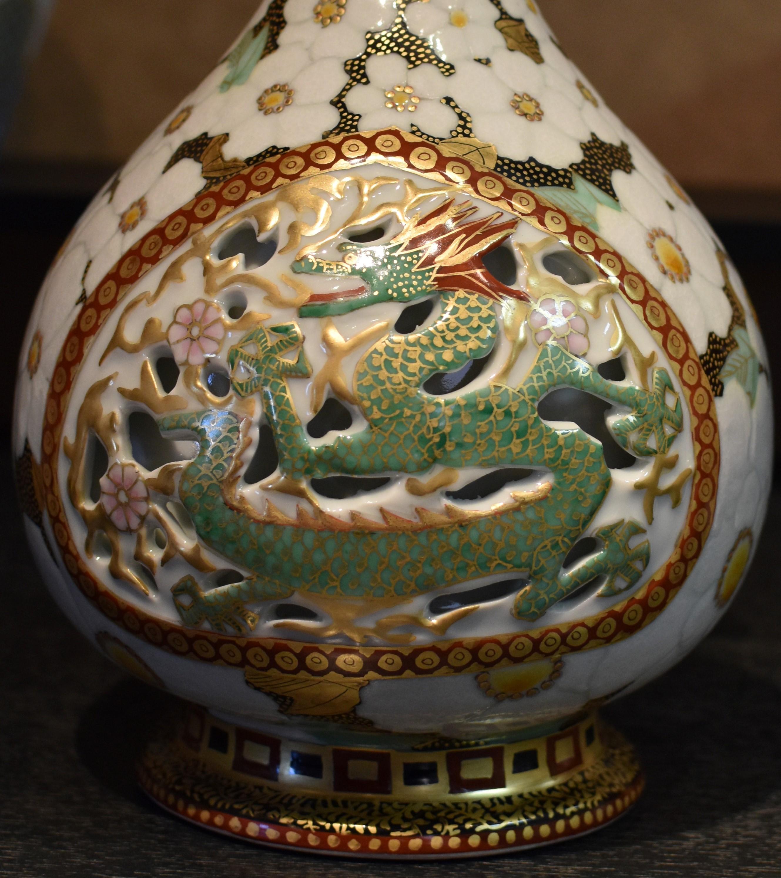 Meiji Vase contemporain japonais en porcelaine crème, vert et or Cream de l'artiste en vente