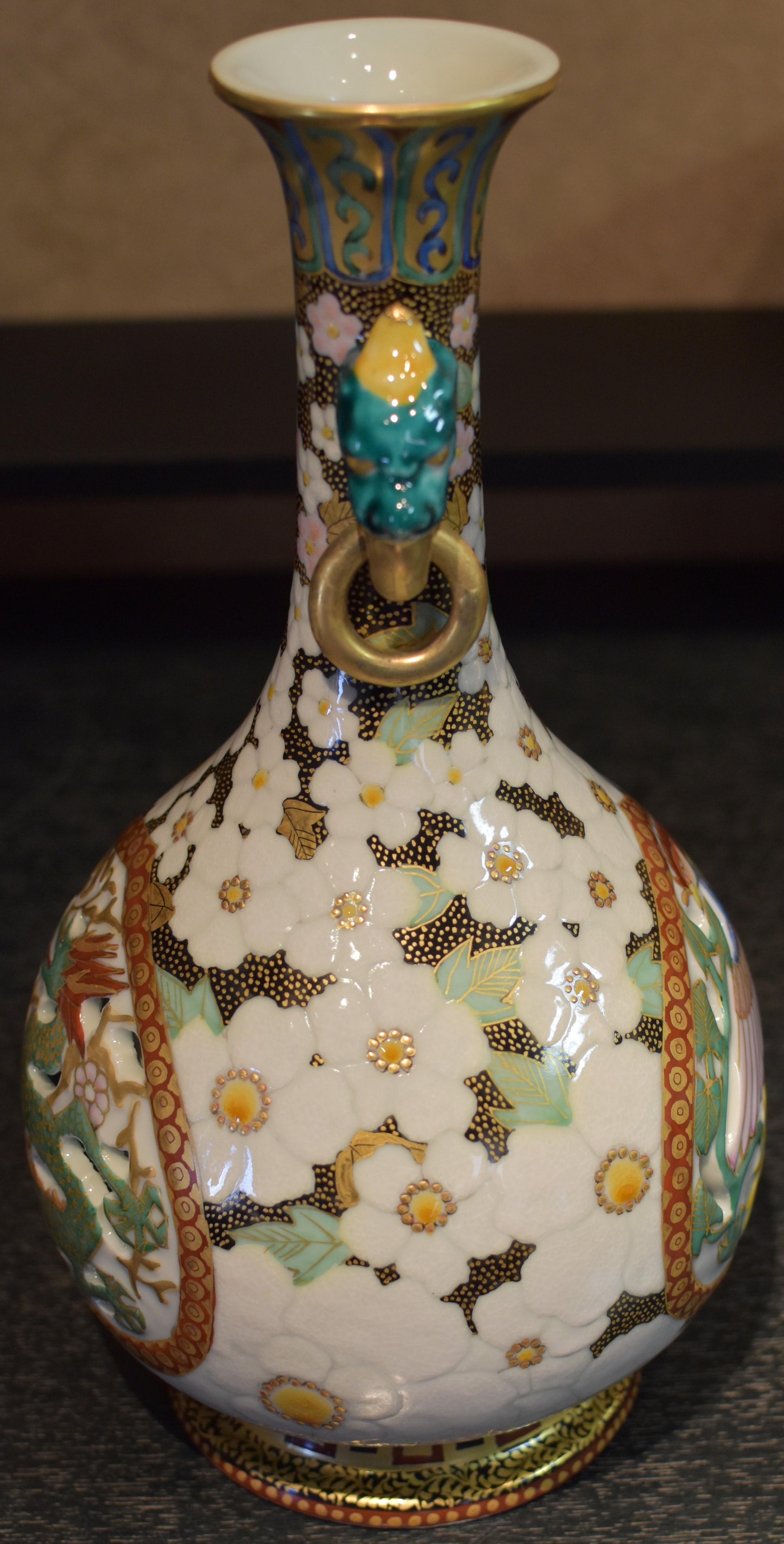 Peint à la main Vase contemporain japonais en porcelaine crème, vert et or Cream de l'artiste en vente