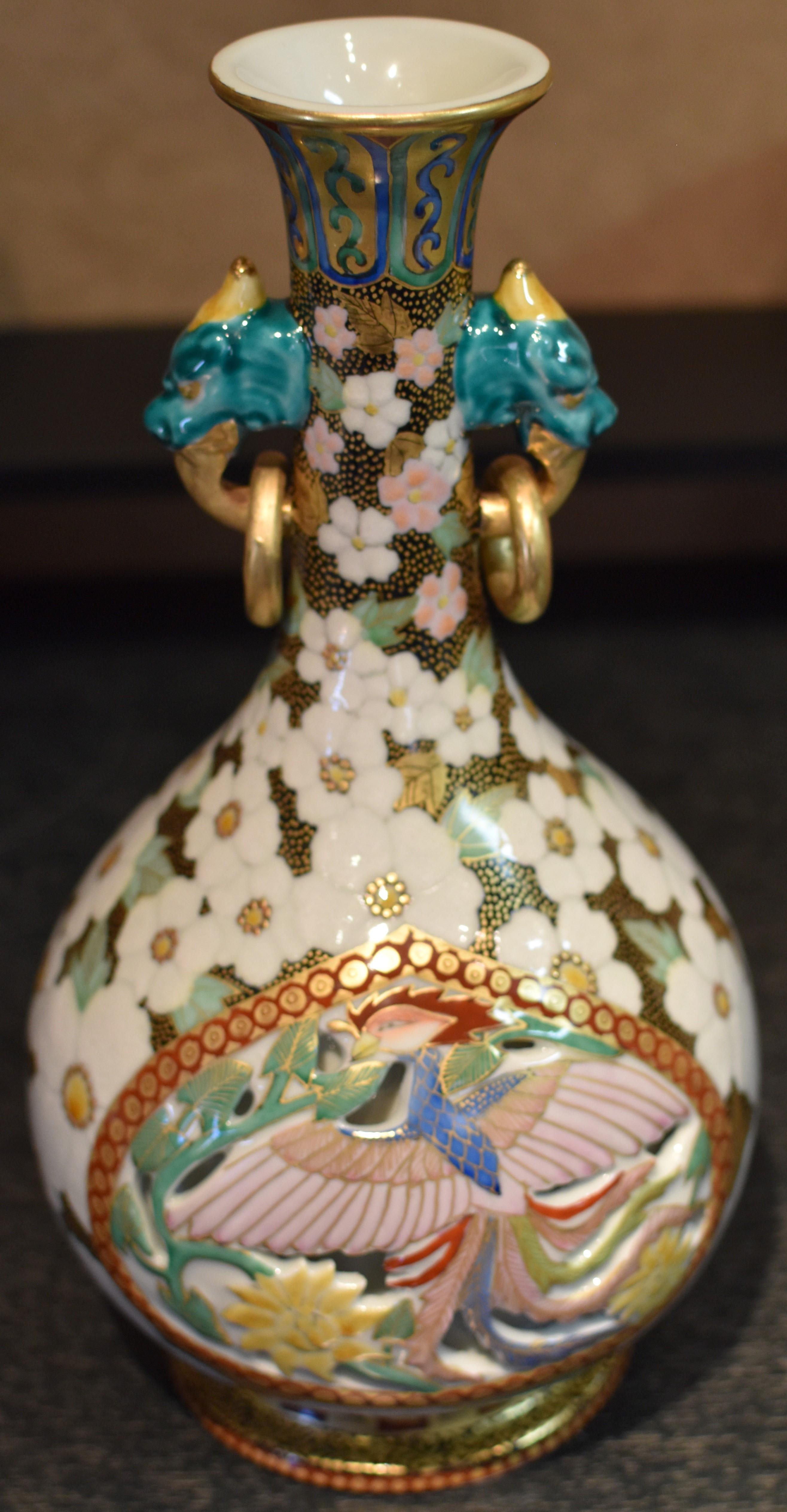 XXIe siècle et contemporain Vase contemporain japonais en porcelaine crème, vert et or Cream de l'artiste en vente