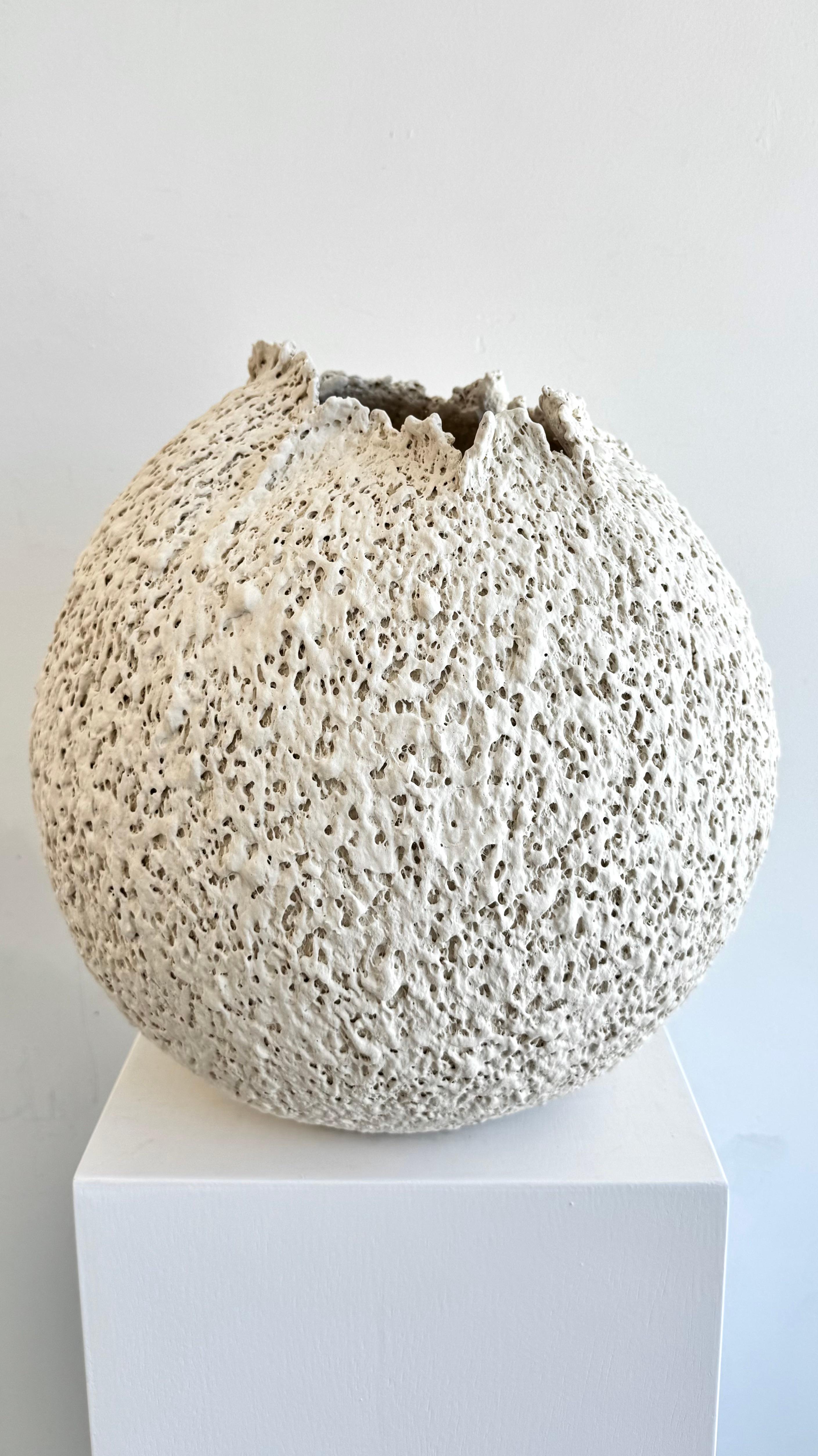 Porcelaine sculptée Vaisseau. "On Becoming #4 : Colette" en vente