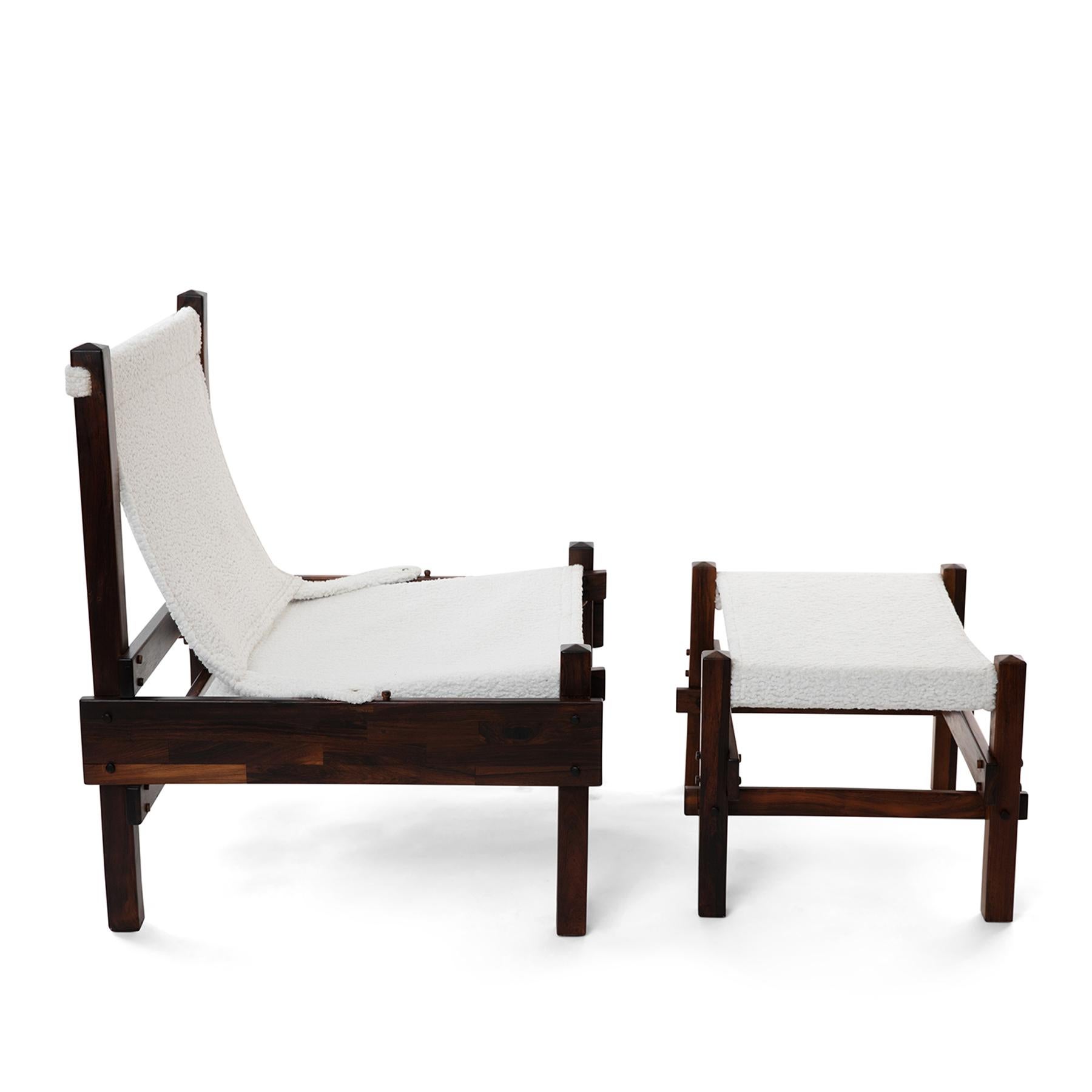 Sling Chair und Ottomane aus massivem Palisanderholz, Brasilien, Anfang der 1960er Jahre. Dieses Exemplar hat ein wunderschön gemasertes Gestell aus gestapeltem Palisanderholz und wurde neu mit einem geschmeidigen Schafslederimitatbezug gepolstert.