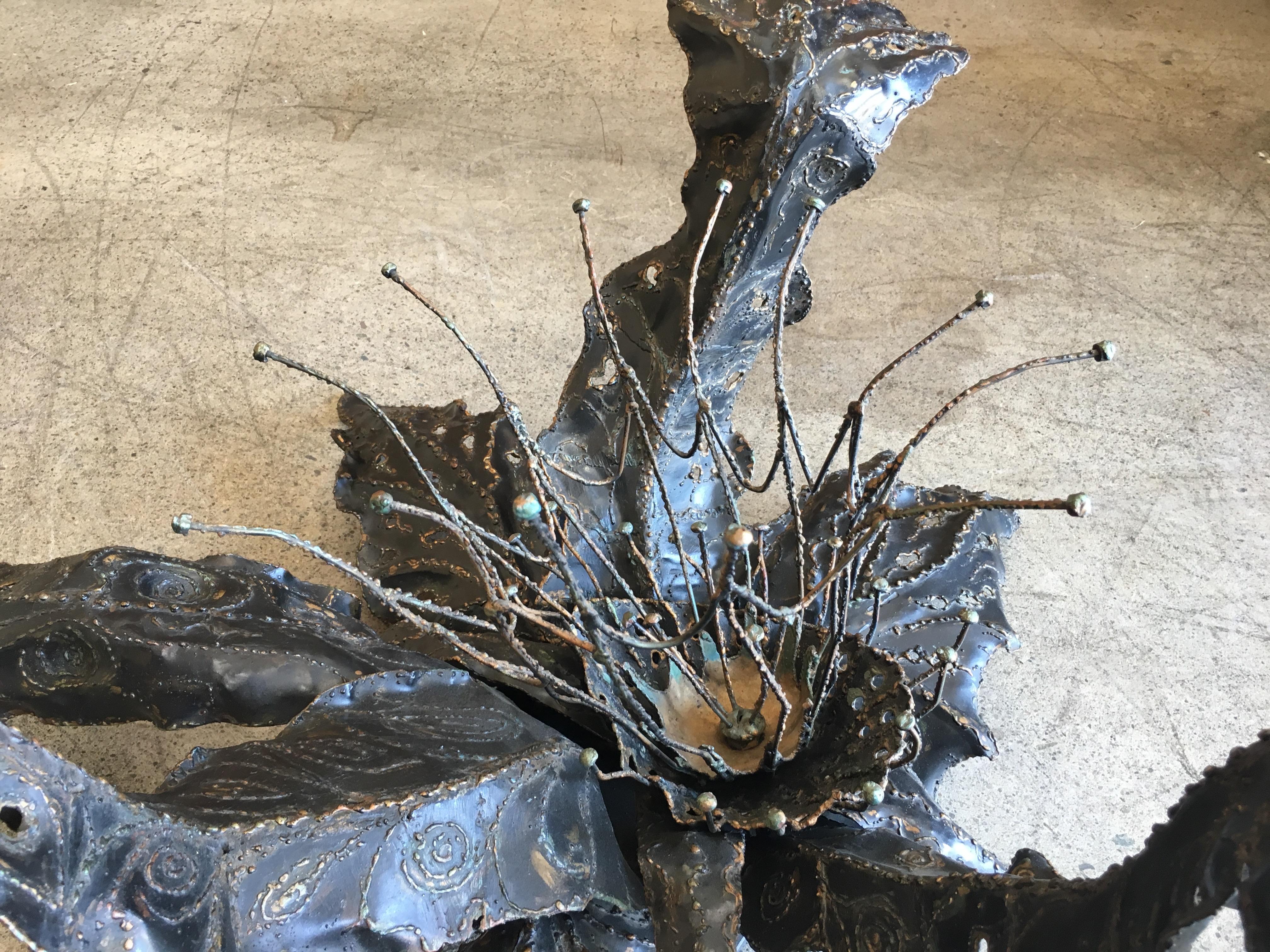 Unter dem Meer Thema von Algen und Meer Laub in einer brutalen skulpturalen Metall mit Glas oben.