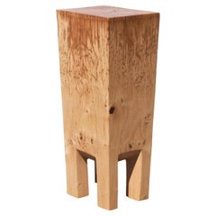 Mesa auxiliar esculpida de Jörg Pietschmann