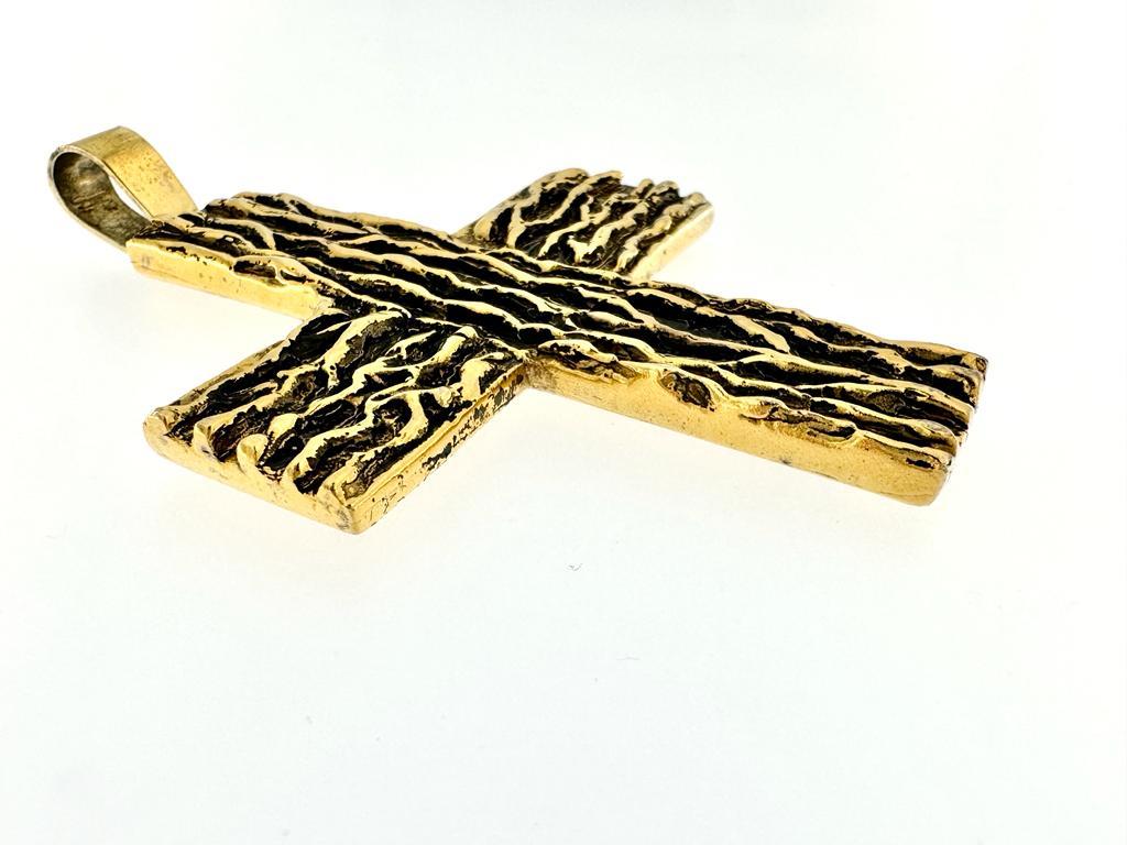 Geformtes, vergoldetes Silberkreuz mit schwarzer Oxidationsoberfläche für Damen oder Herren im Angebot