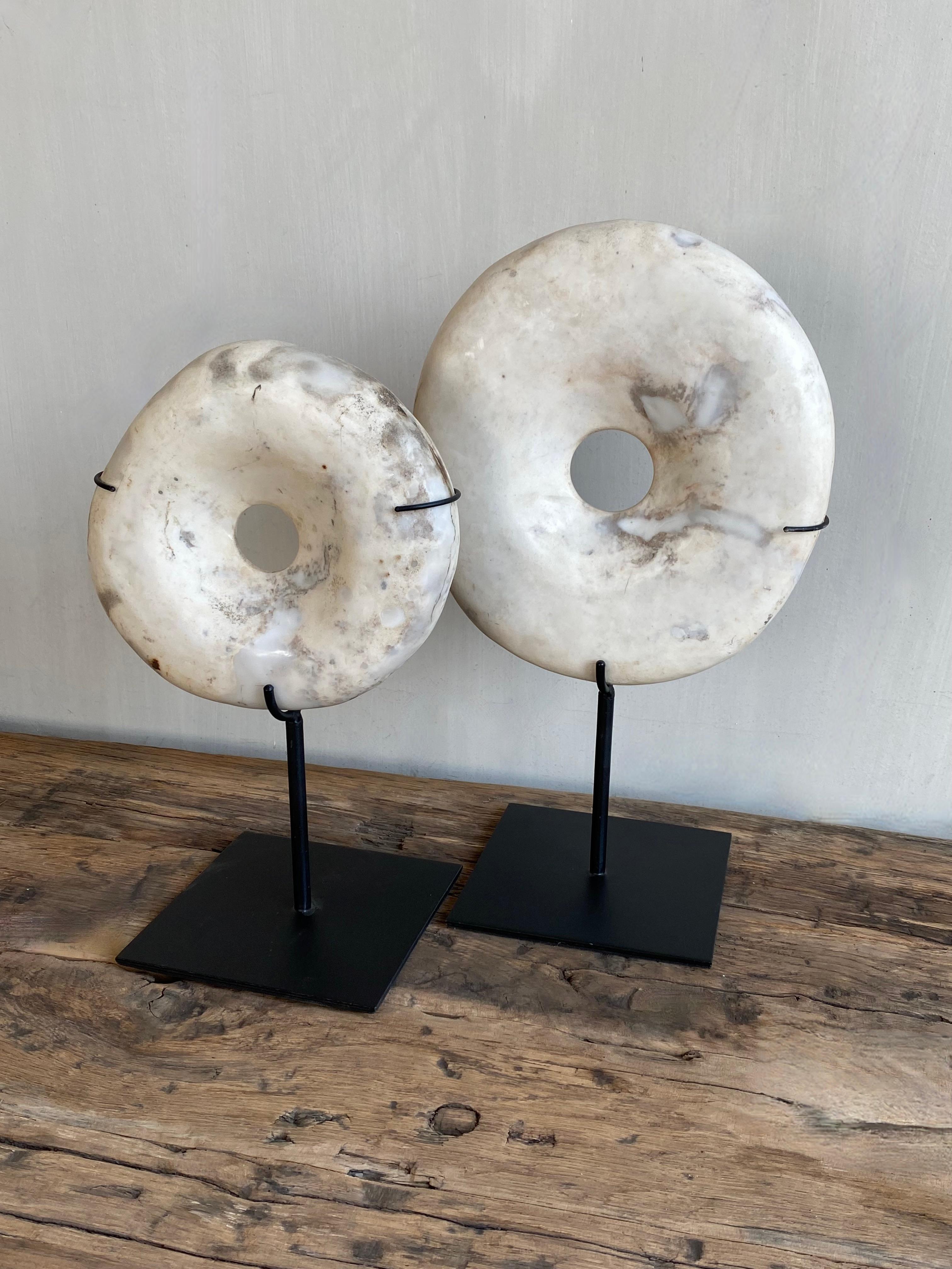 Pietra ollare scolpita artigianalmente dalla Finlandia su una base di metallo.
Forma organica.
Unica grazie alla gradazione di colore nella sobria tavolozza di colori.
Ogni pezzo ha una forma unica.
3 disponibili.

Spediamo in modo sicuro in tutto