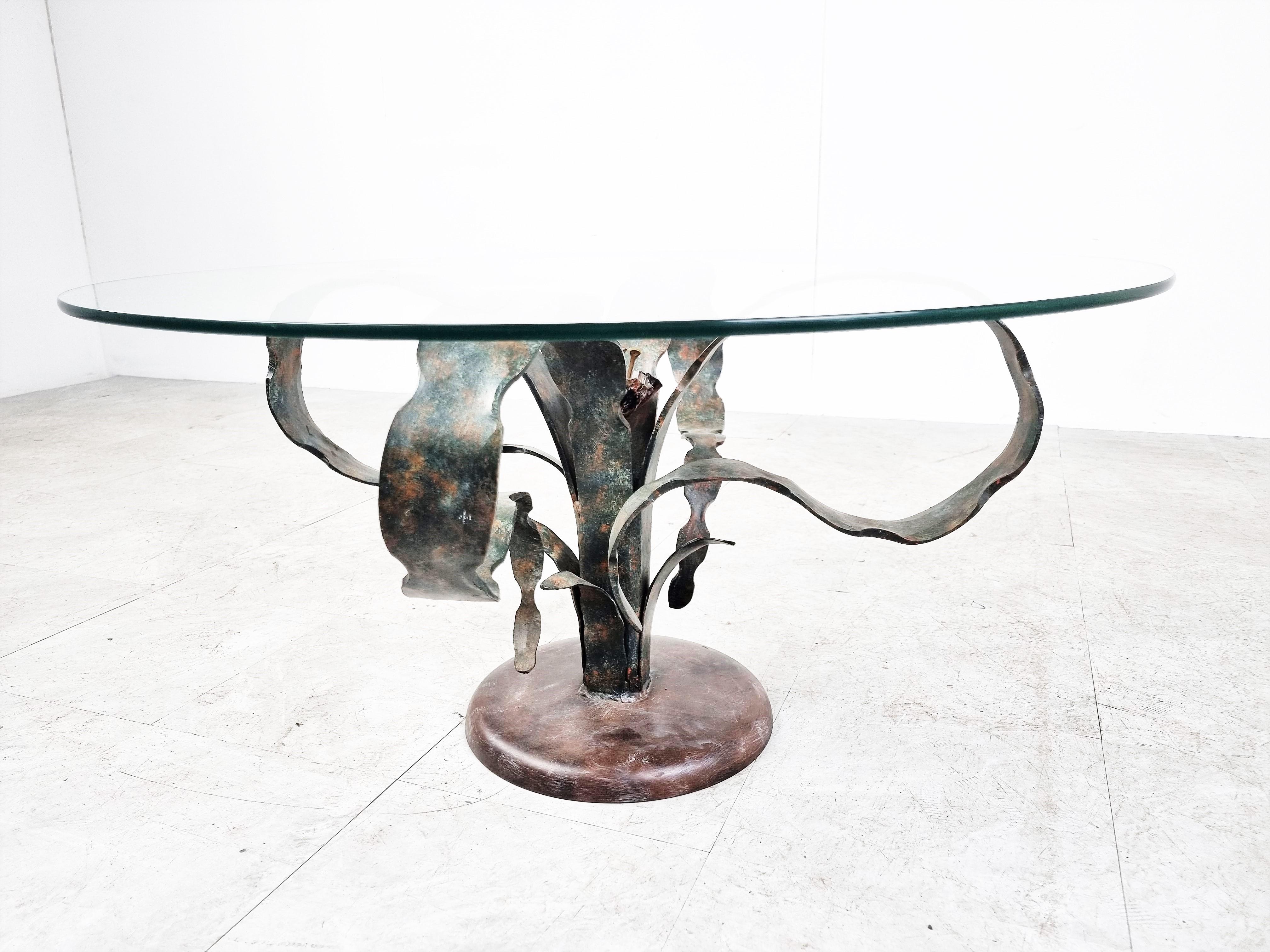 Beautiful sculpted flower cut steel brutalist coffee table with a clear round glass table top.

Striking Brutalist design

Good condition

1970s - Germany

Dimensions:
Height: 44cm/17.32