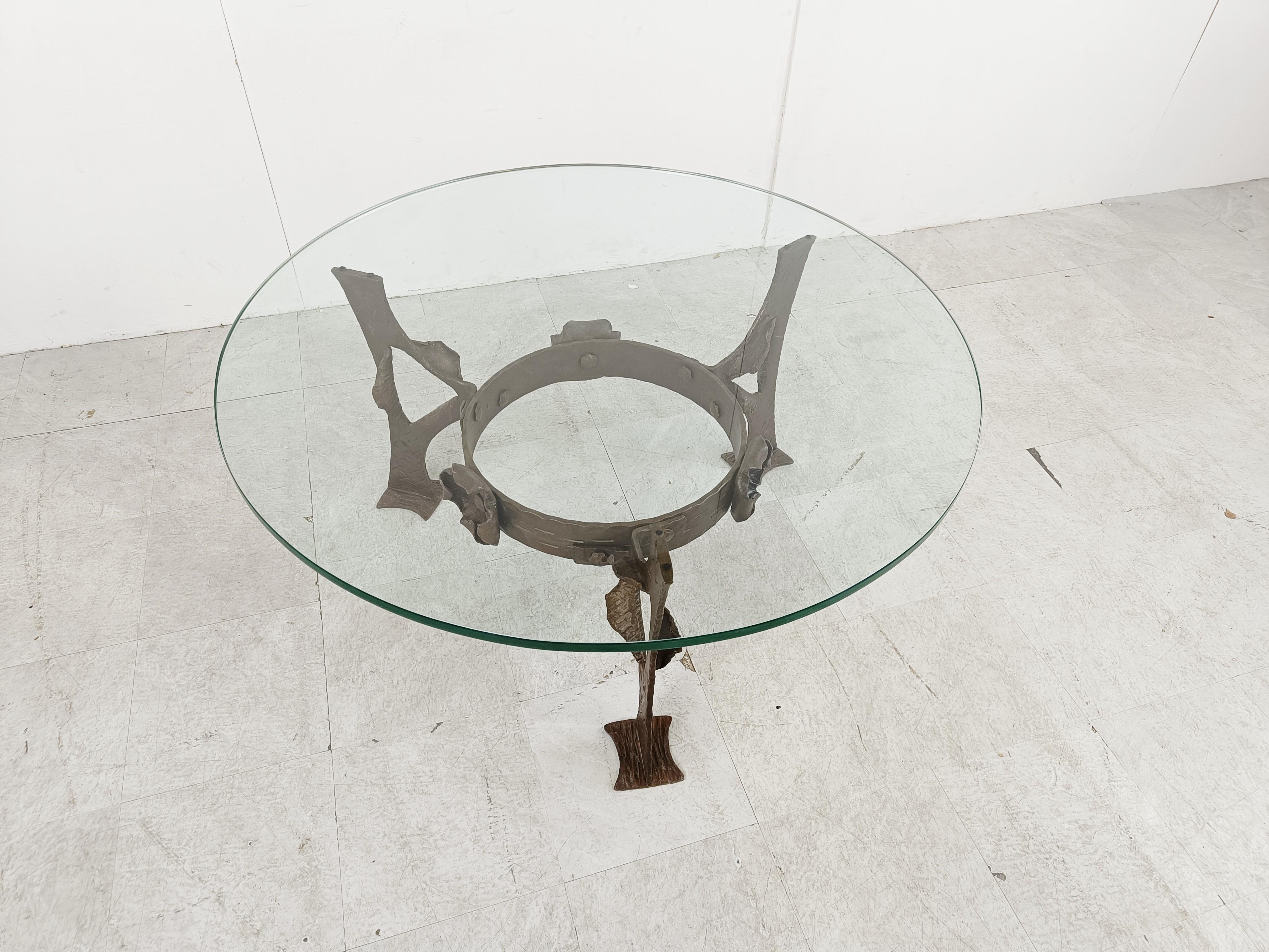 Beautiful sculpted flower cut steel brutalist coffee table with a clear round glass table top.

Striking brutalist design

Good condition

1970s - Germany

Dimensions:
Height: 54cm/21.25