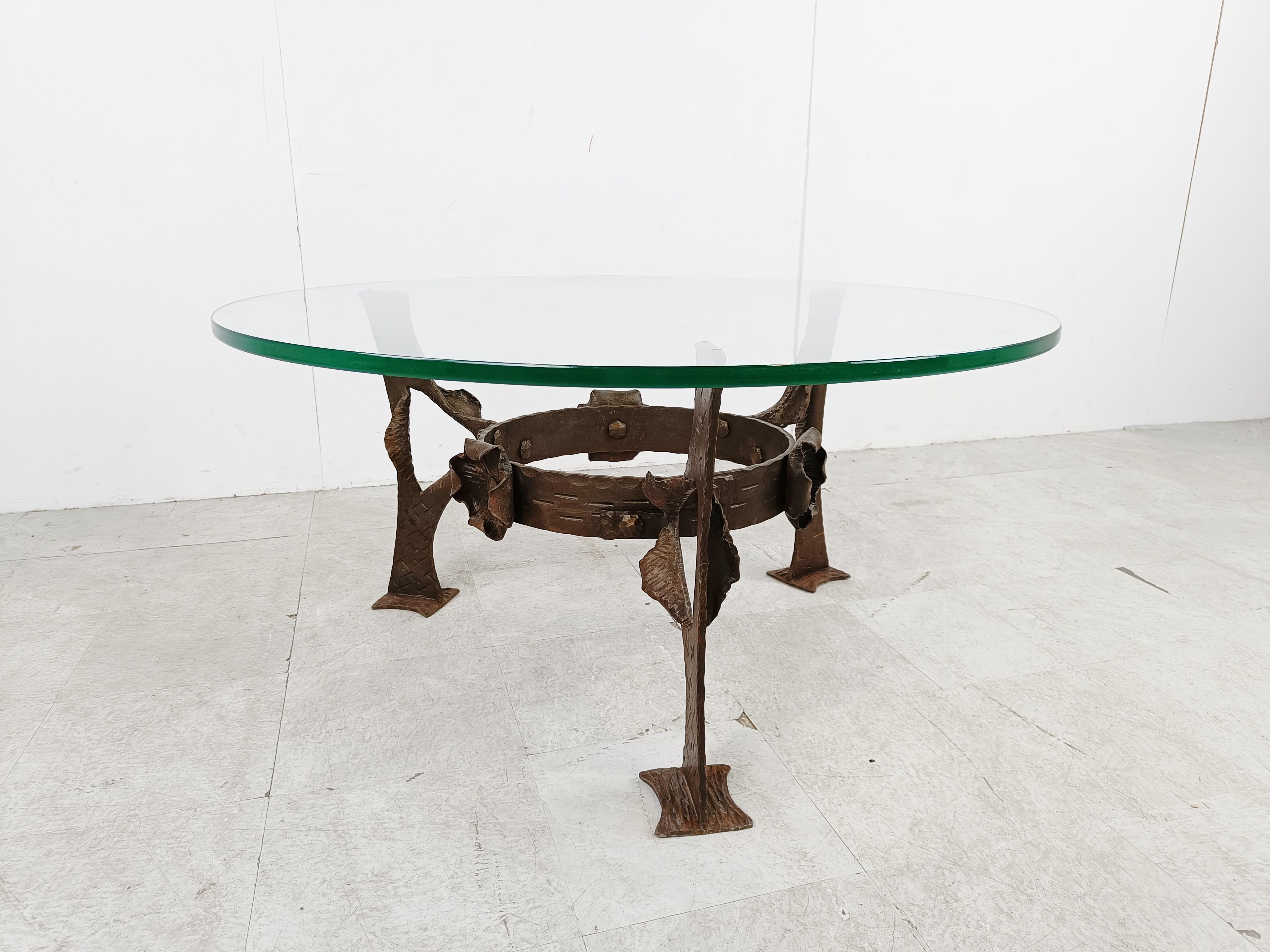 Allemand Table basse à fleurs en acier sculpté, années 1970 en vente