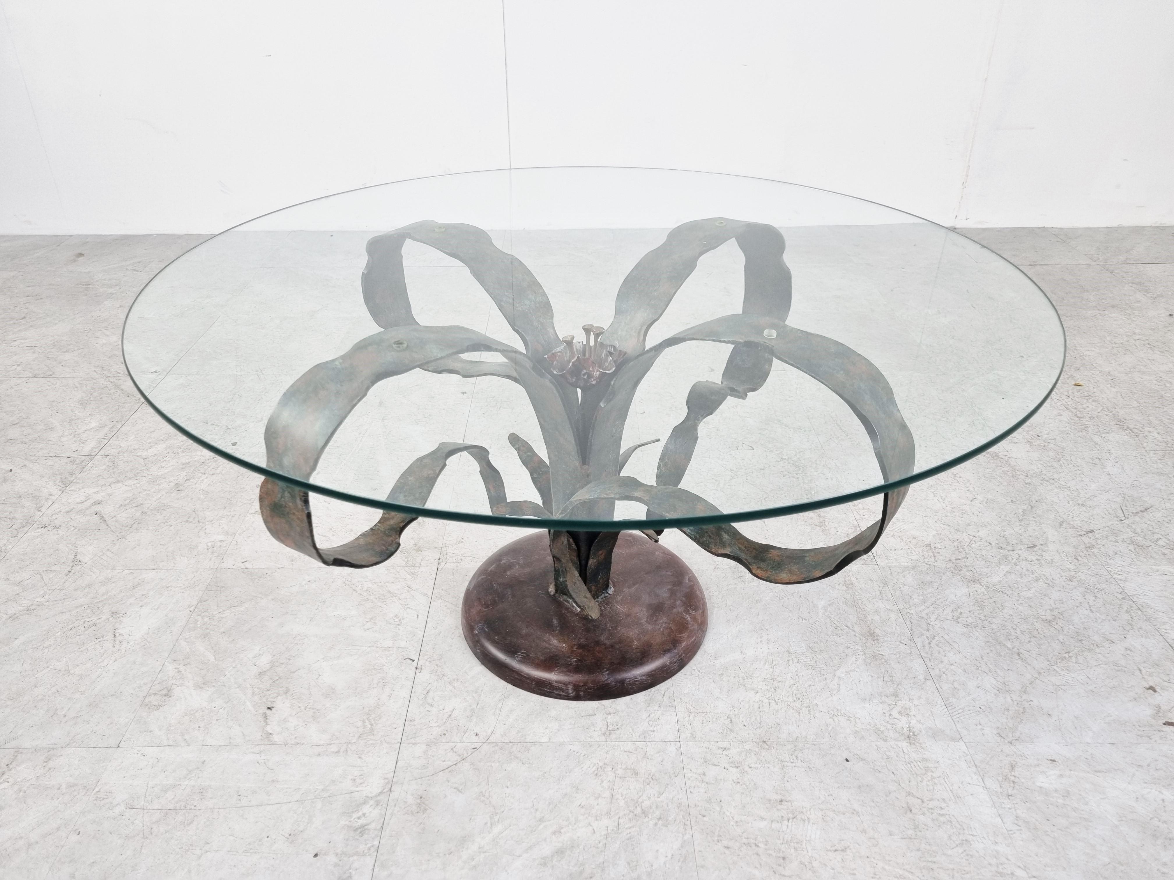 Table basse à fleurs en acier sculpté, années 1970 Bon état - En vente à HEVERLEE, BE