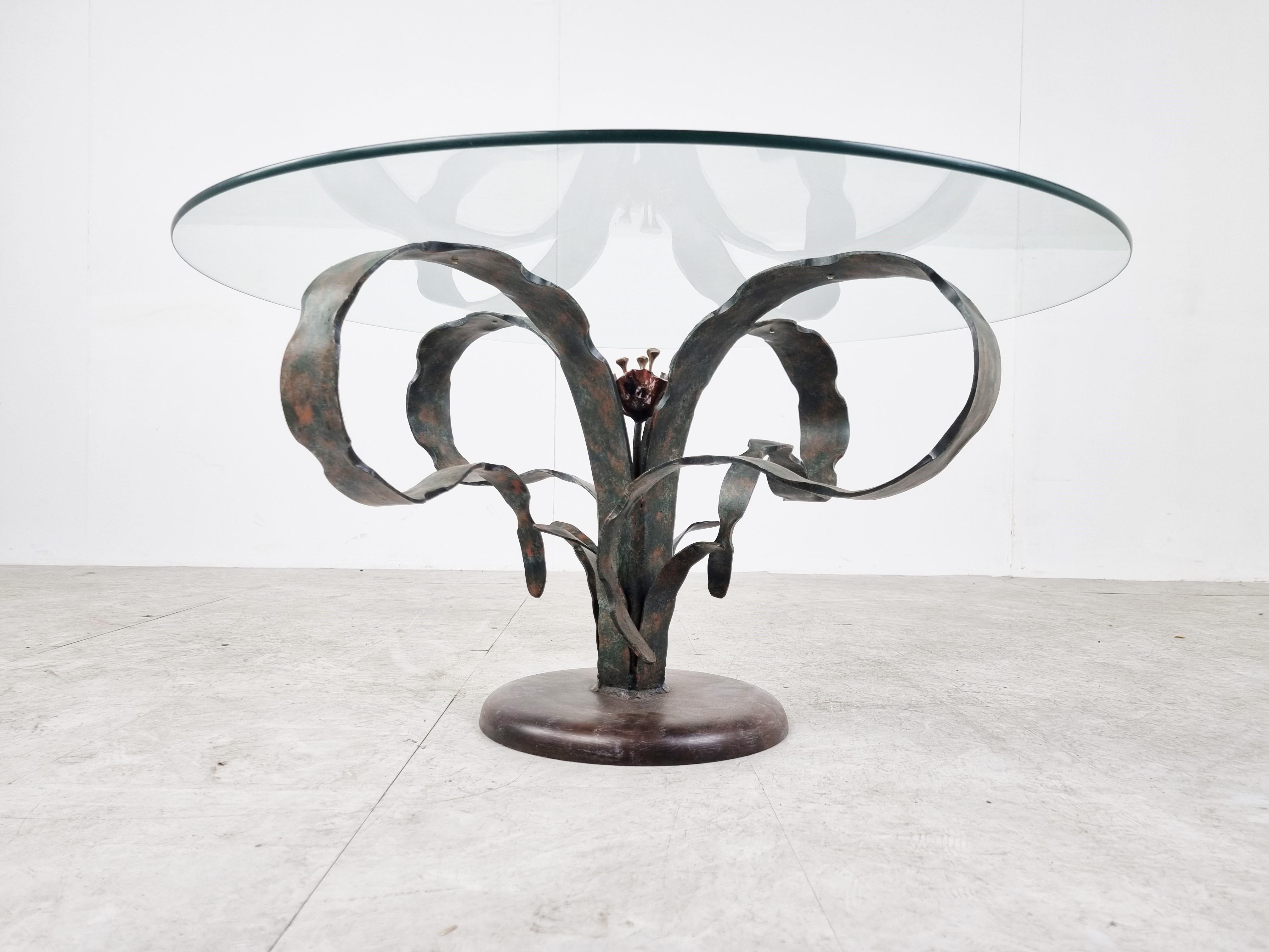 Fin du 20e siècle Table basse à fleurs en acier sculpté, années 1970 en vente