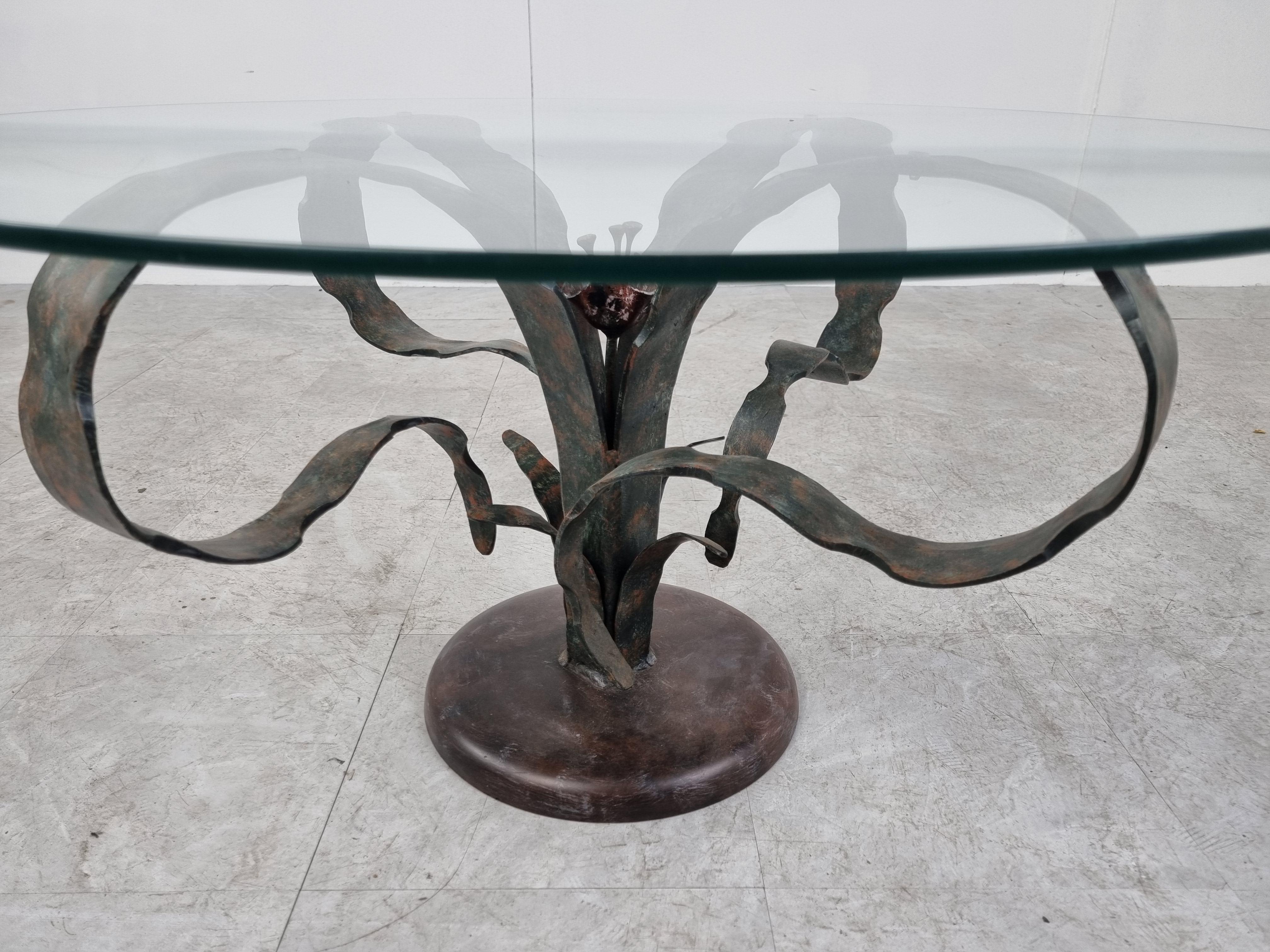 Acier ajouré Table basse à fleurs en acier sculpté, années 1970 en vente