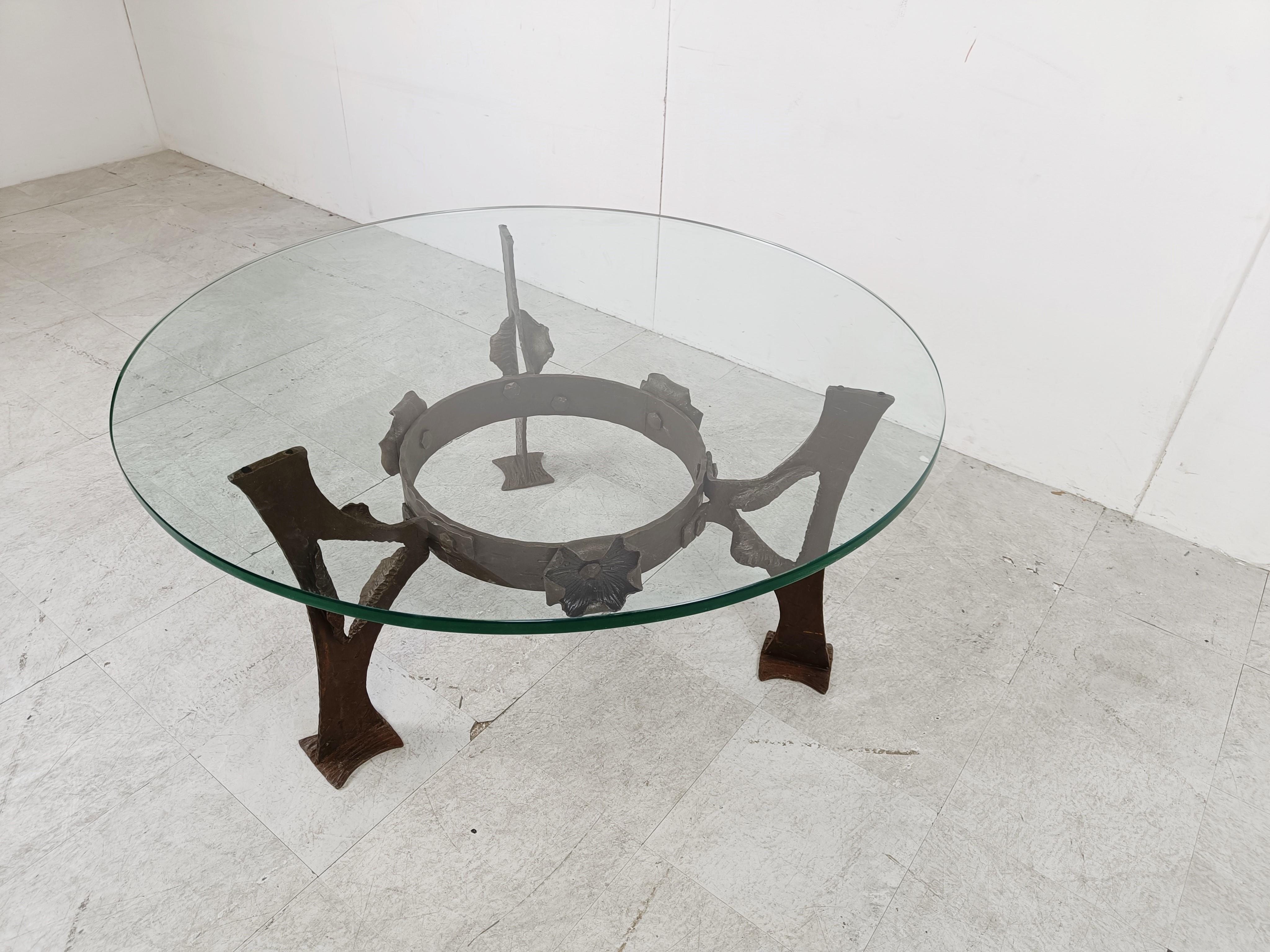 Sculpted steel flower coffee table, 1970s For Sale 1