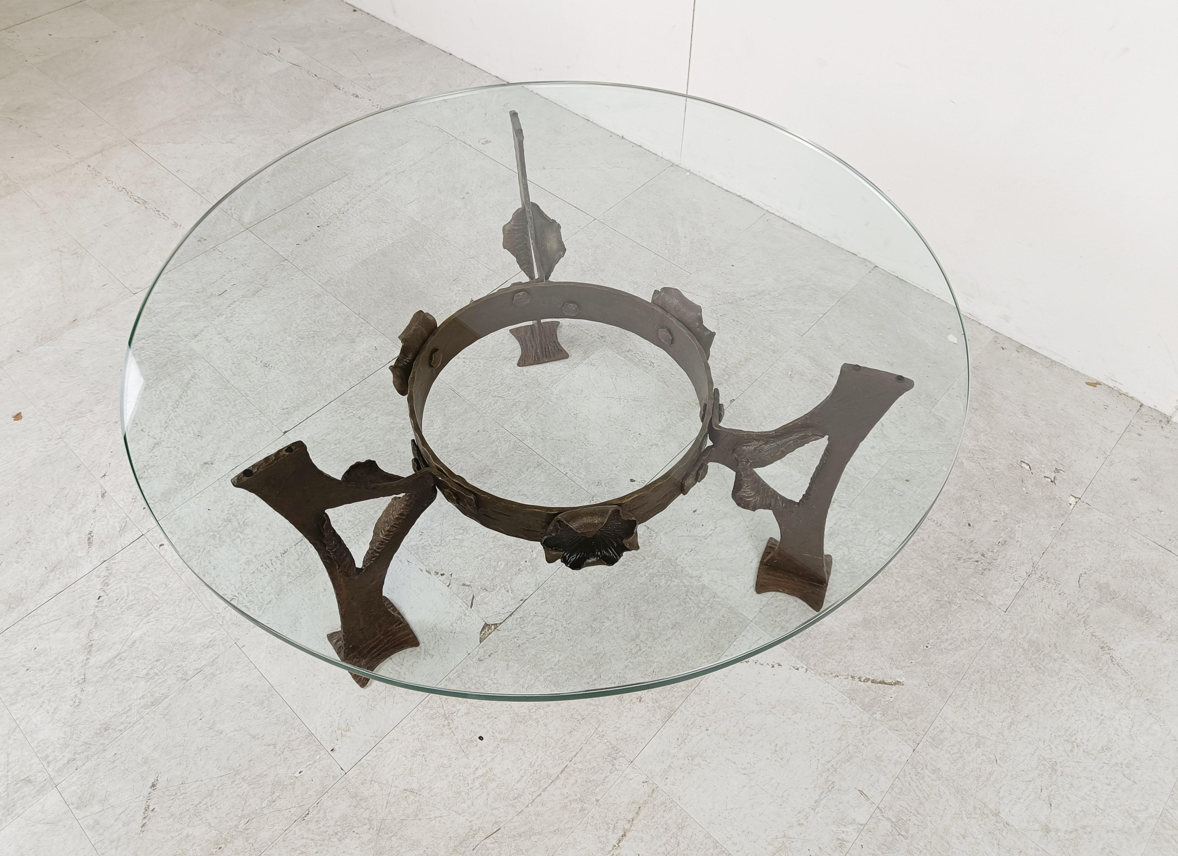Sculpted steel flower coffee table, 1970s For Sale 2