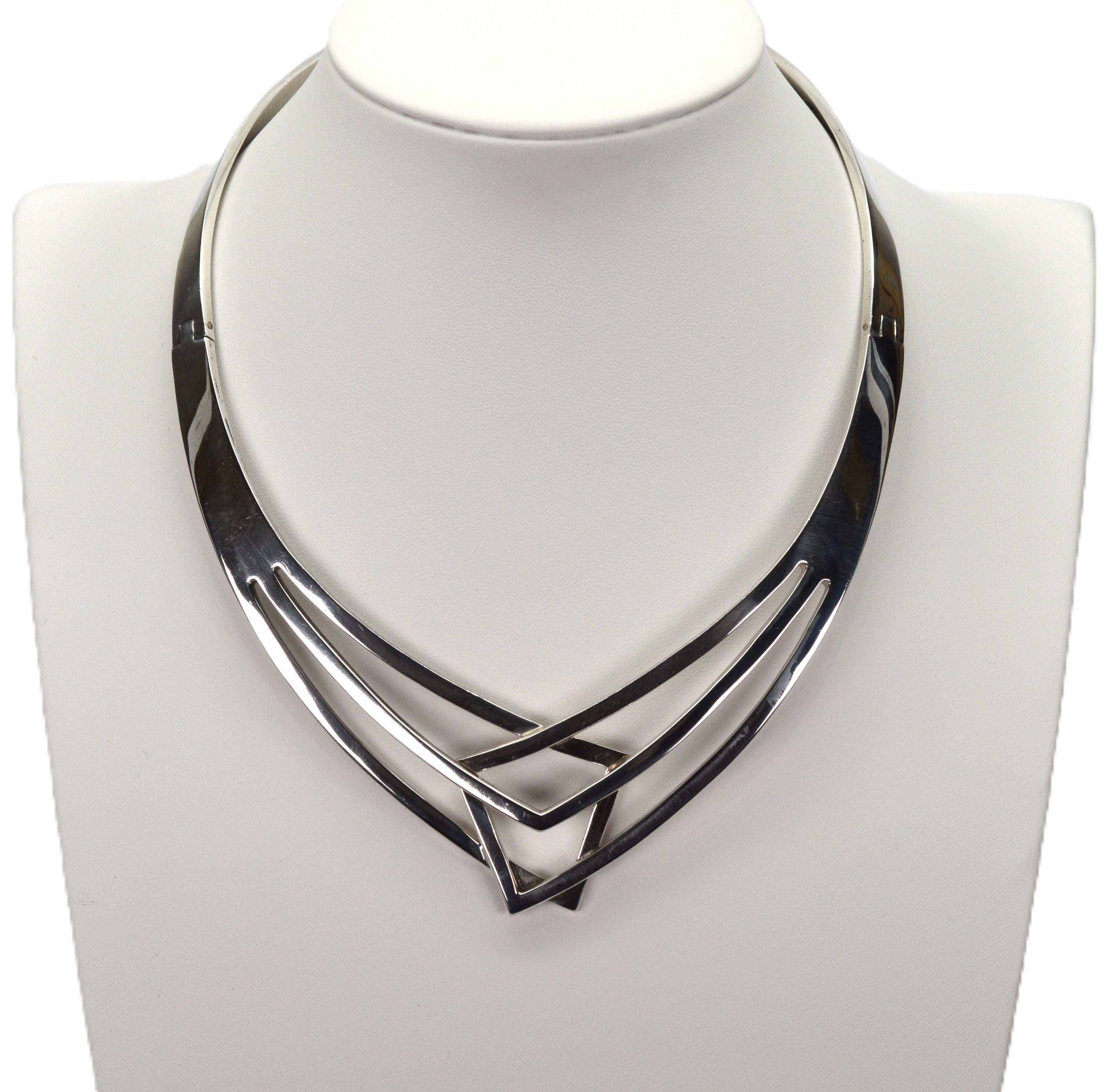 La collana con colletto scolpito in stile retrò in argento 925 lucidato a specchio è un accessorio elegante da abbinare a un abito aperto con scollo a V o a una camicetta con colletto aperto. Il modello cross-over ha una circonferenza interna di 16
